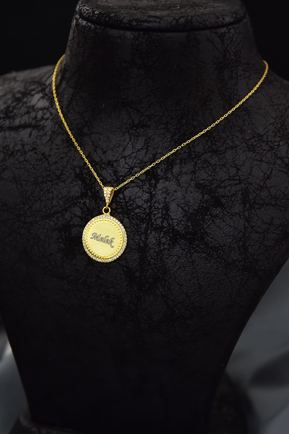 925 Ayar Gümüş Gold Kaplama Isimli Zirkon Taşlı Yuvarlak Plaka Kolye