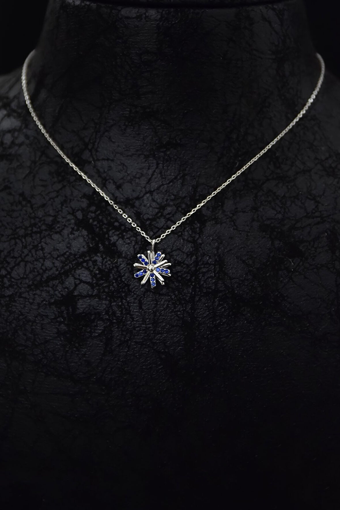 925 Ayar Gümüş Rodyum Kaplama Lacivert Zirkon Taşlı Dönen Güneş Kolye