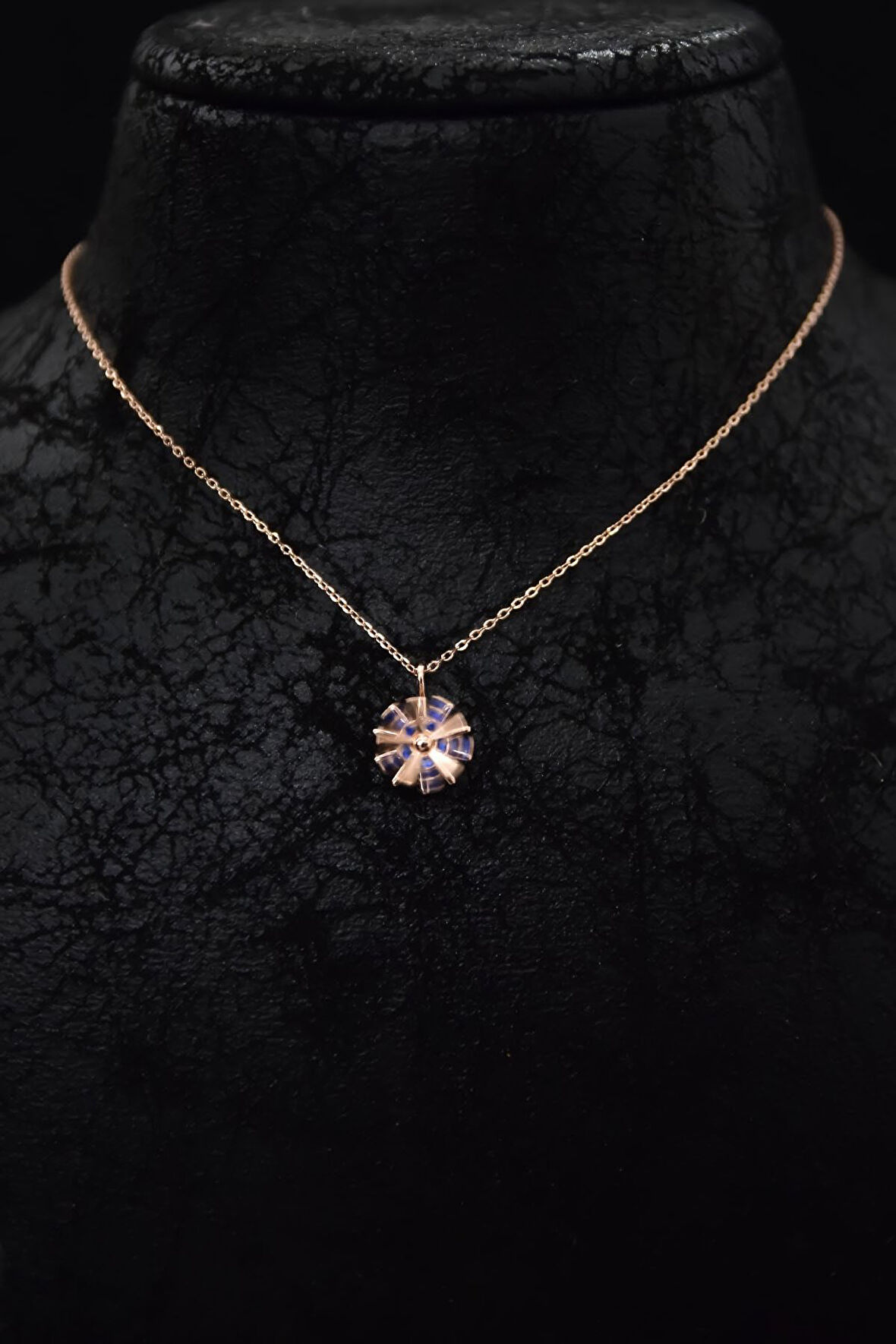 925 Ayar Gümüş Rose Kaplama Lacivert Zirkon Taşlı Dönen Güneş Kolye