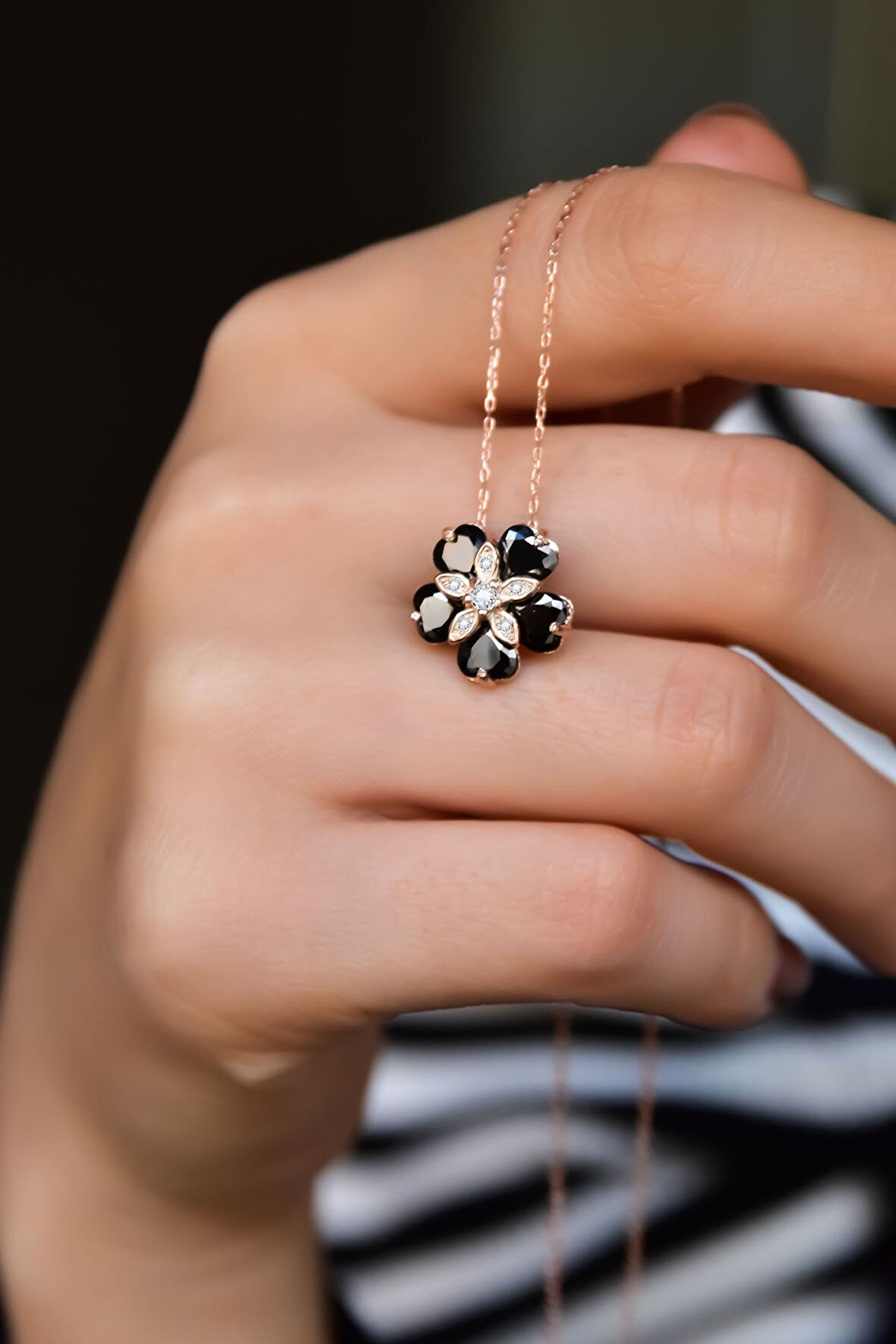 925 Ayar Gümüş Rose Kaplama Siyah Taşlı Mine Çiçeği Kadın Kolye