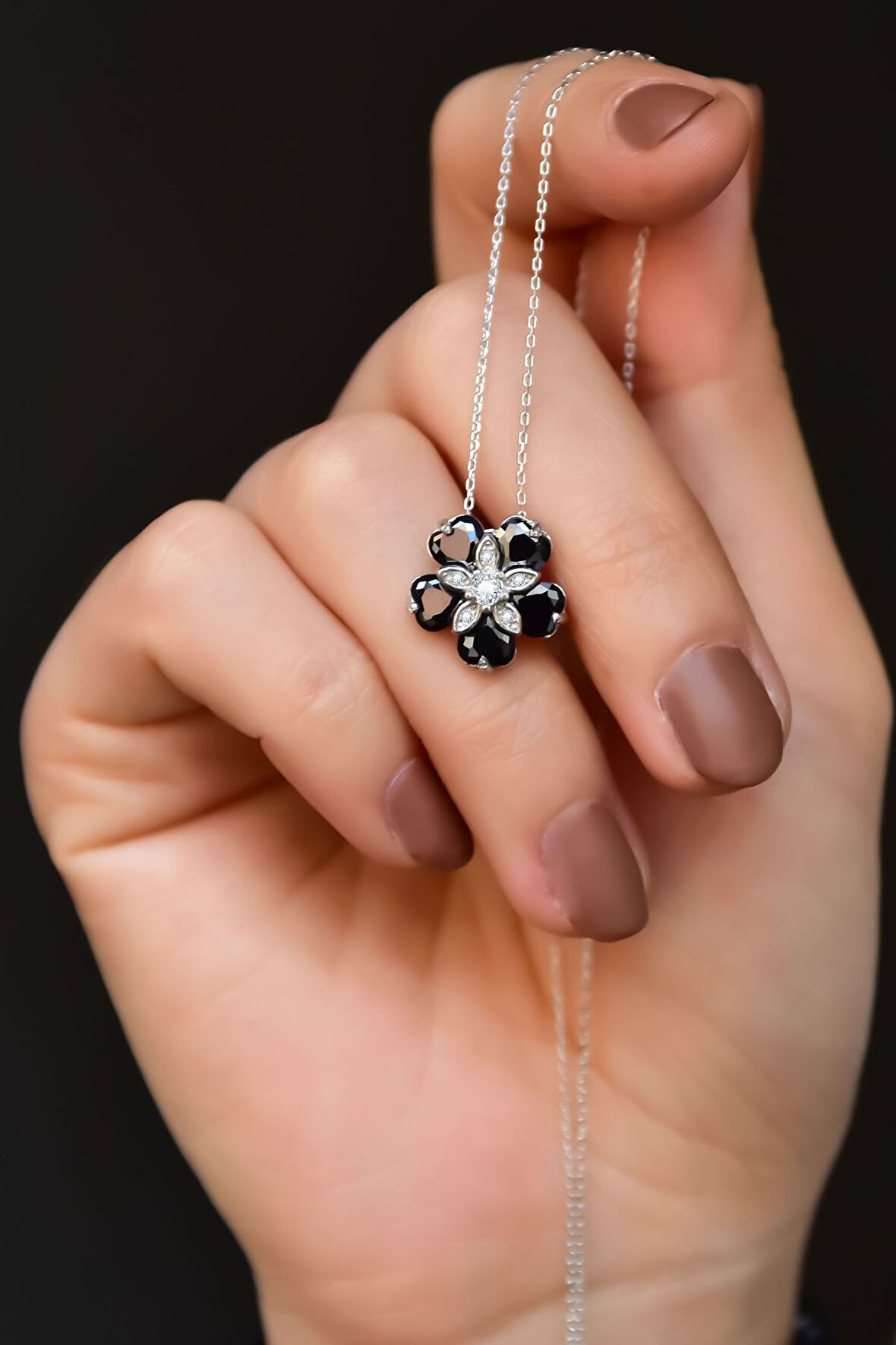 925 Ayar Gümüş Rodyum Kaplama Siyah Taşlı Mine Çiçeği Kadın Kolye