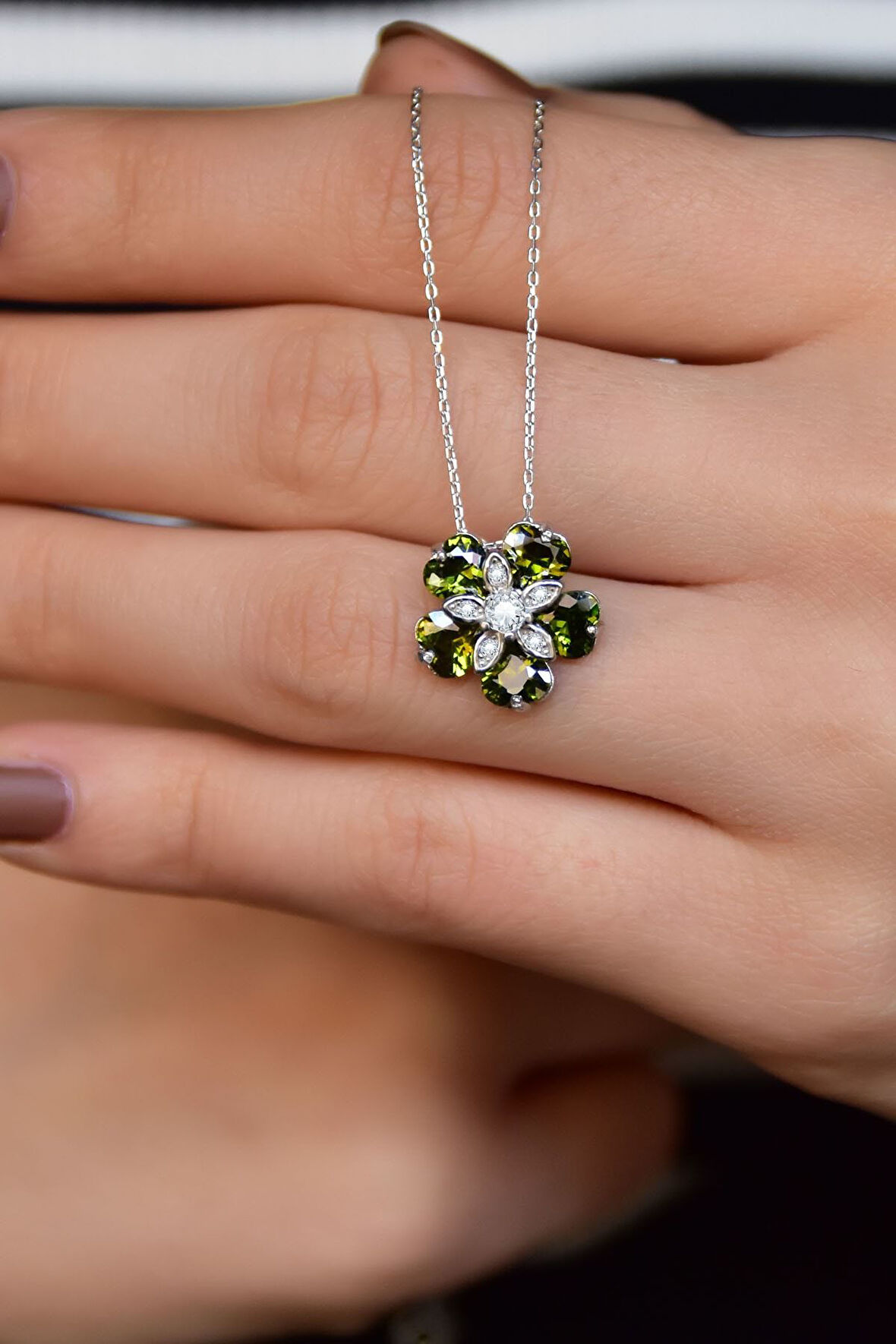 925 Ayar Gümüş Rodyum Kaplama Olive Taşlı Mine Çiçeği Kadın Kolye