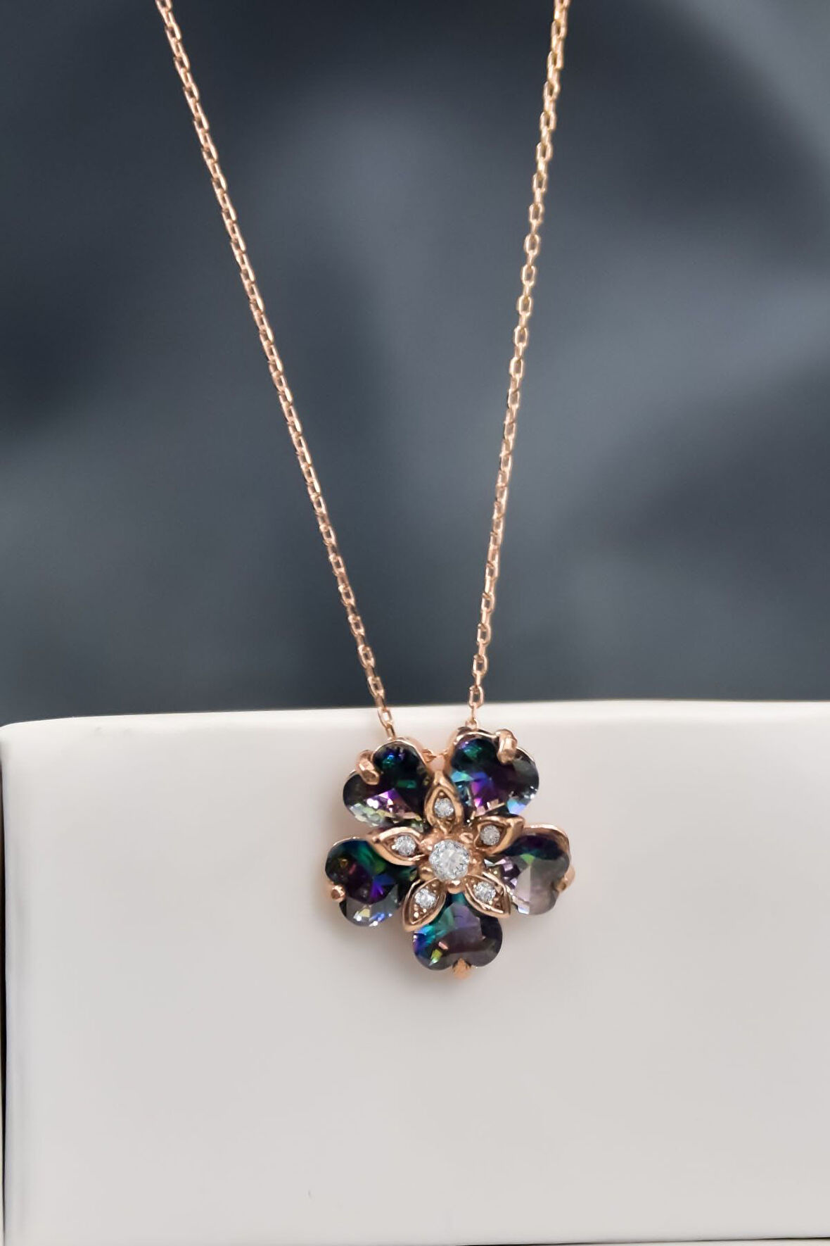 925 Ayar Gümüş Rose Kaplama Mistik Taşlı Mine Çiçeği Kadın Kolye