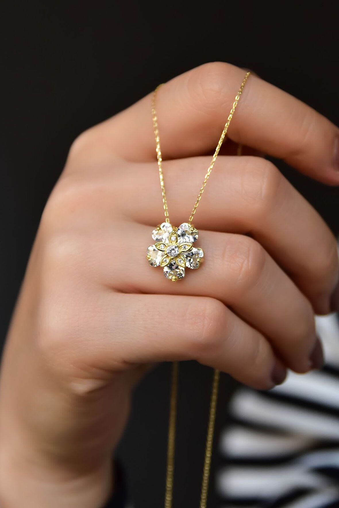 925 Ayar Gümüş Gold Kaplama Beyaz Taşlı Mine Çiçeği Kadın Kolye