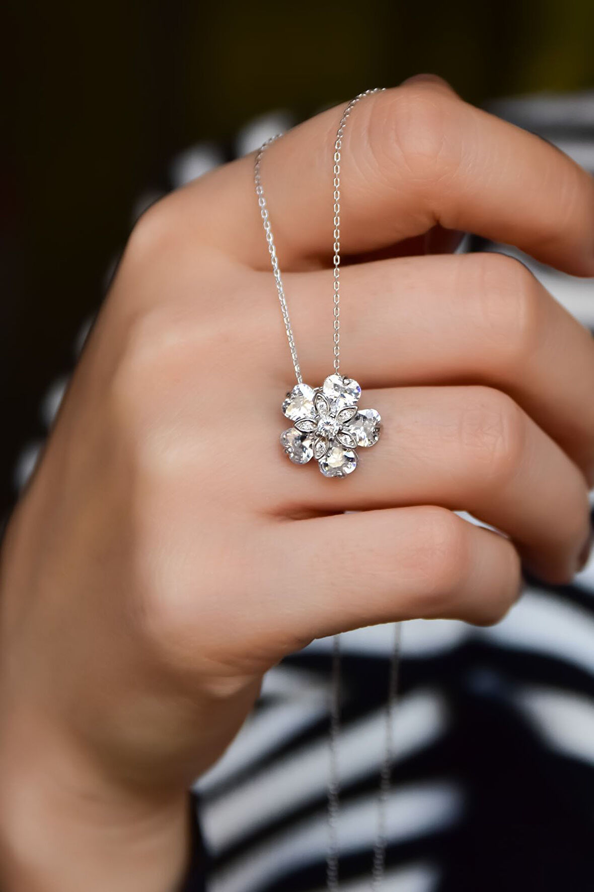 925 Ayar Gümüş Rodyum Kaplama Beyaz Taşlı Mine Çiçeği Kadın Kolye