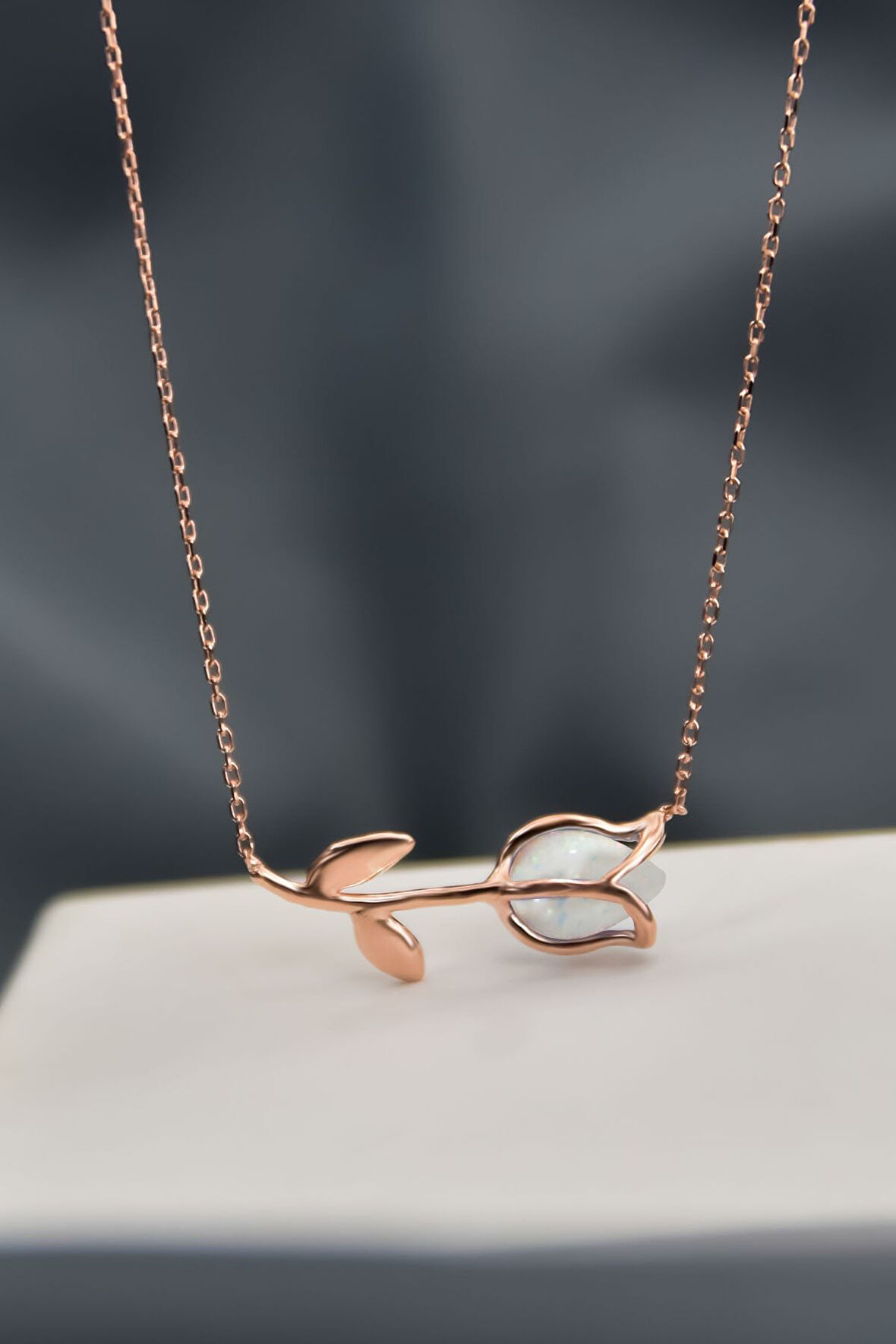 925 Ayar Gümüş Rose Kaplama Beyaz Opal Lale Kolye