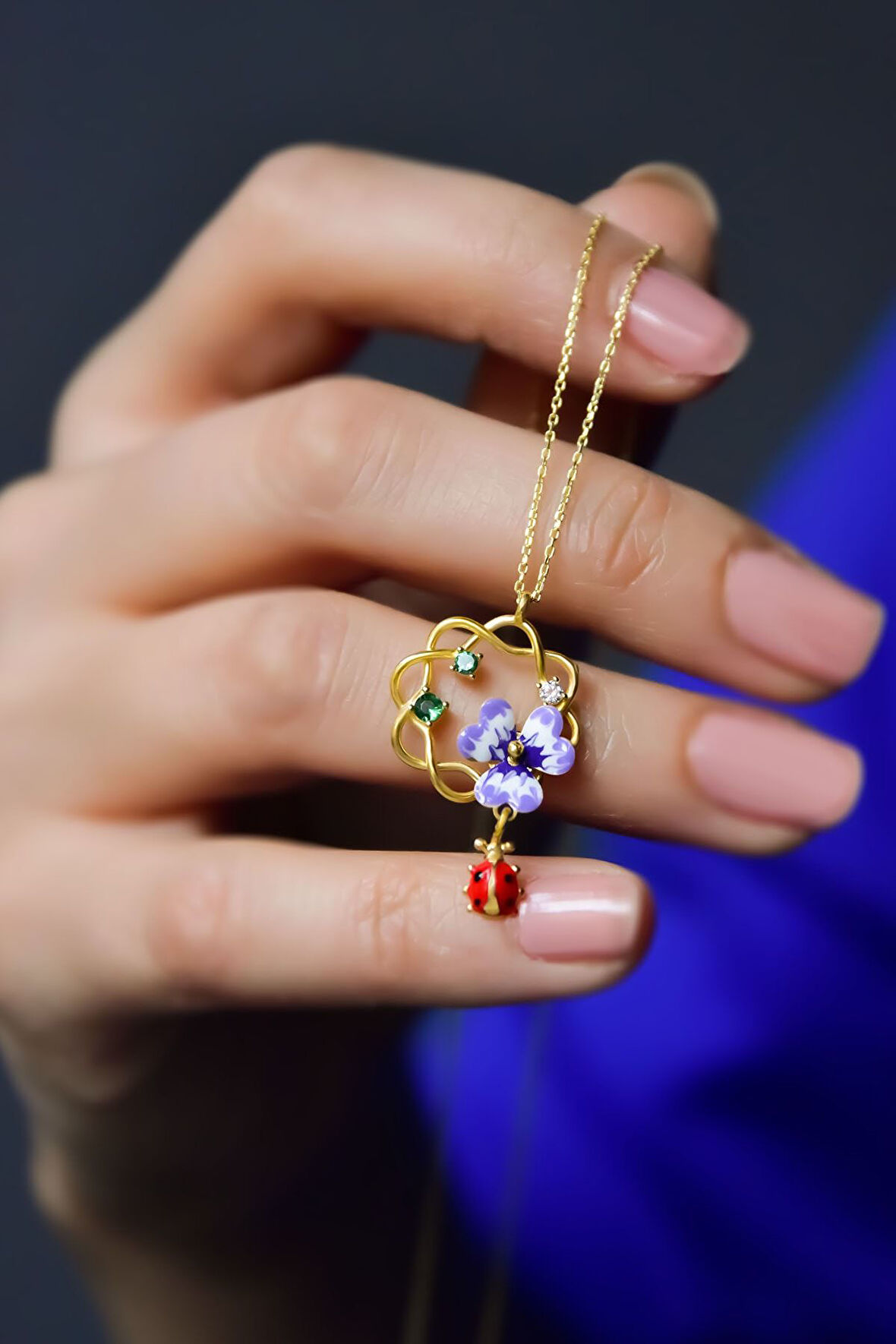 925 Ayar Gümüş Gold Kaplama Tasarım Uğur Böceği Sallantılı Mineli Frezya Çiçeği Kolye