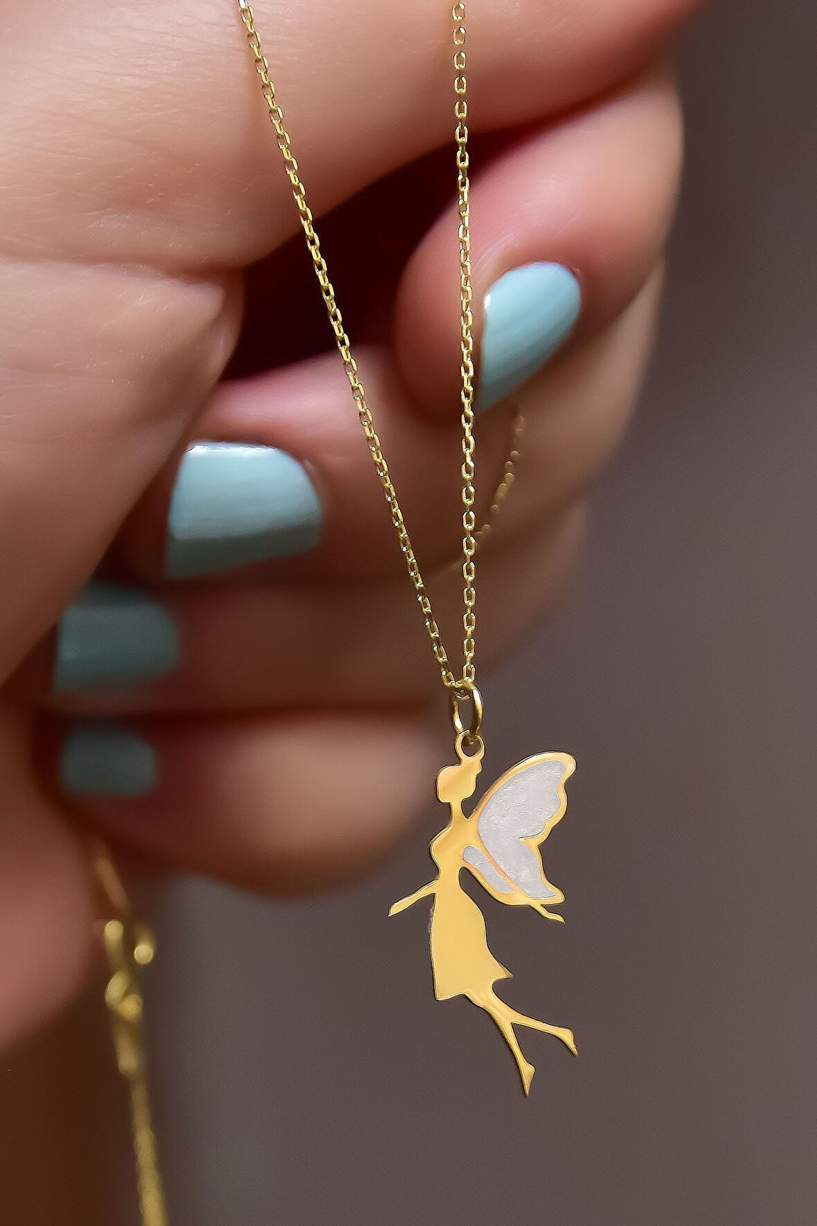 925 Ayar Gümüş Gold Kaplama Parlayan Rüya Serisi Beyaz Kanatlı Ebruli Cam Boyalı Su Perisi Kolye