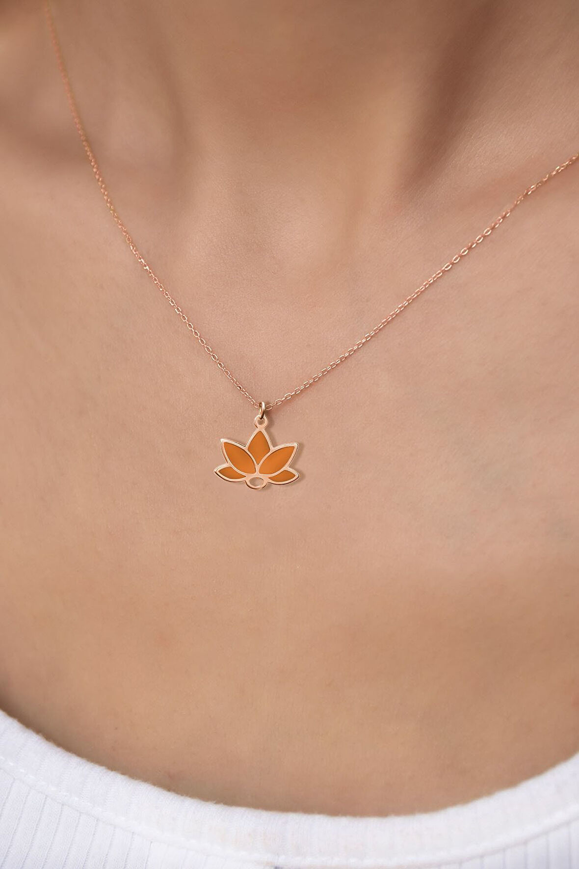 925 Ayar Gümüş Rose Kaplama Parlayan Rüya Serisi Tasarım Ebruli Turuncu Cam Boyalı Lotus Kolye