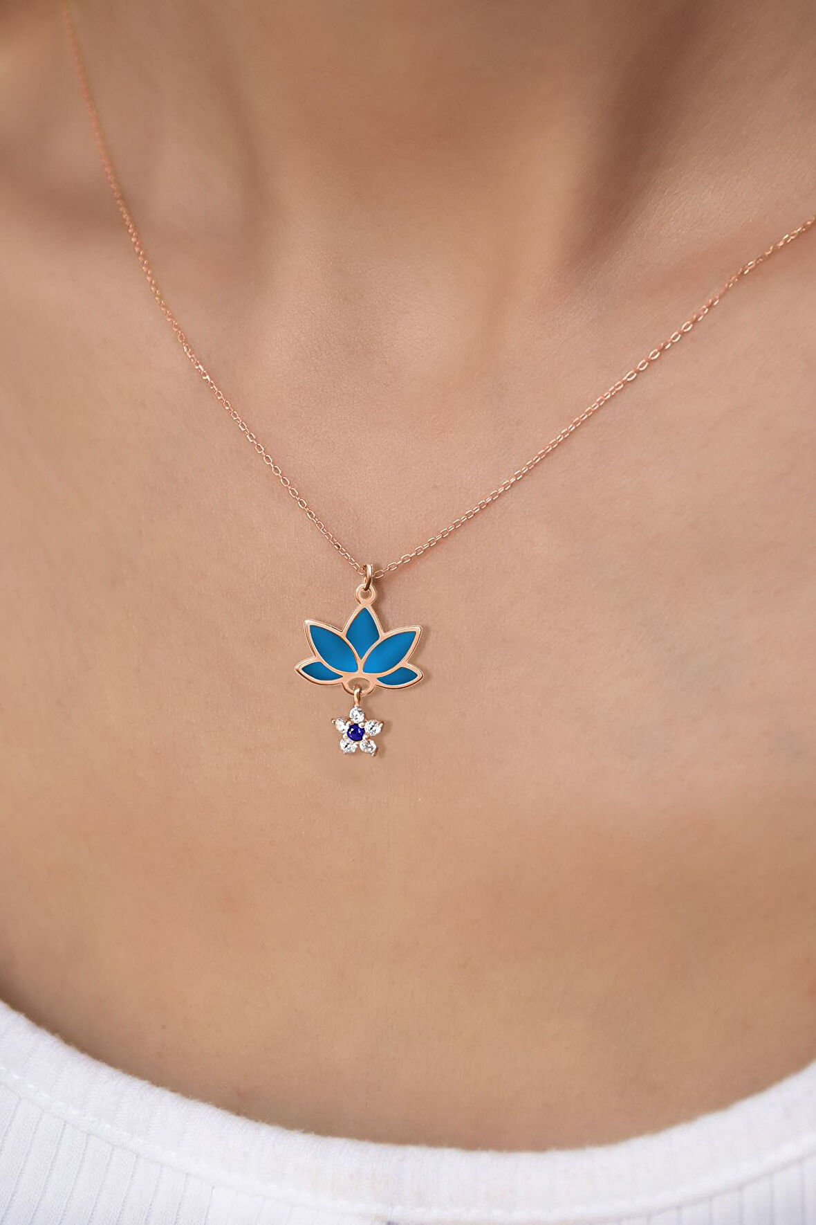 925 Ayar Gümüş Rose Kaplama Parlayan Rüya Serisi Tasarım Ebruli Mavi Cam Boyalı Çiçek, Lotus Kolye