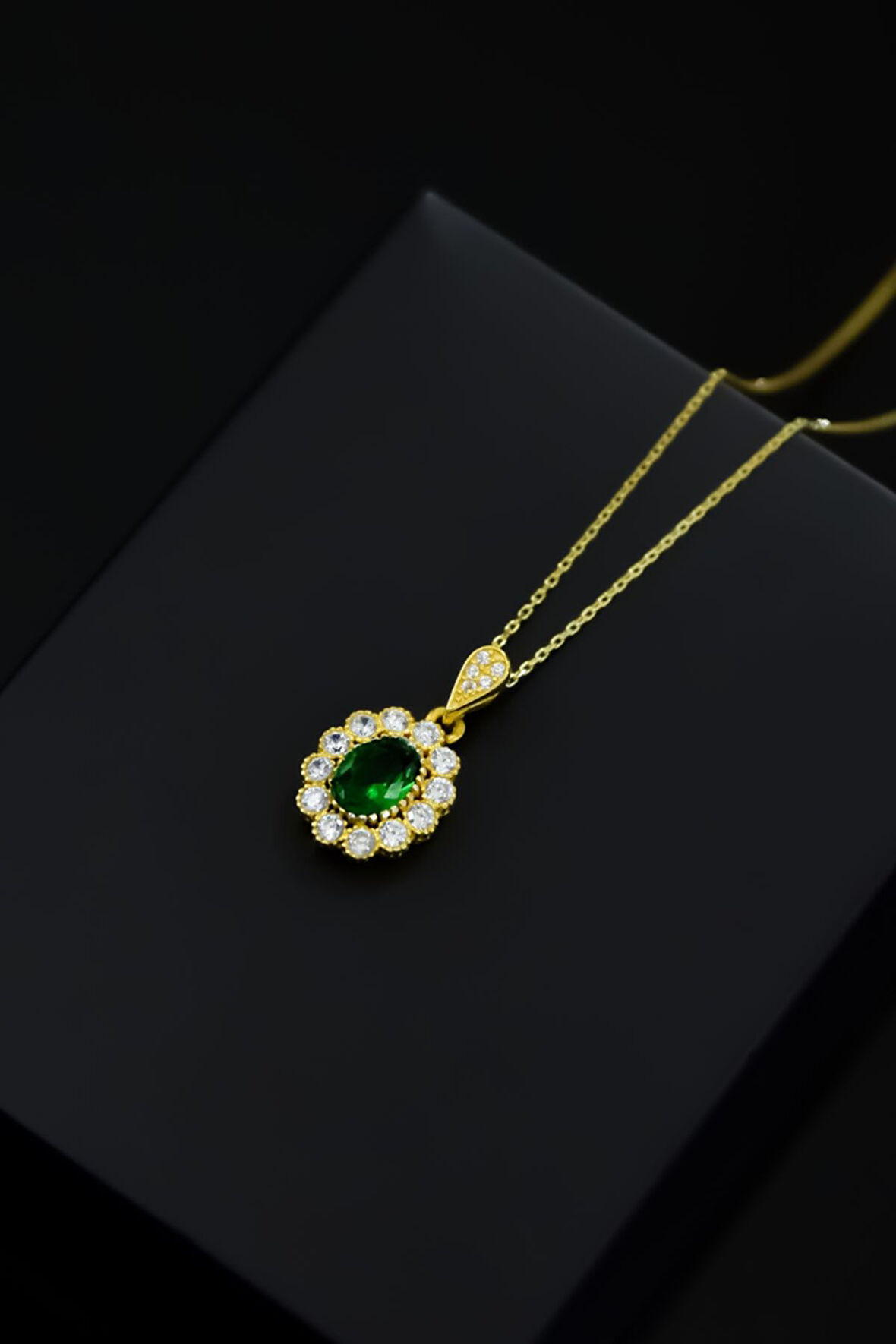 925 Ayar Gümüş Gold Kaplama Yeşim Renkli Taş Tepelikli Oval Tasarım Kolye