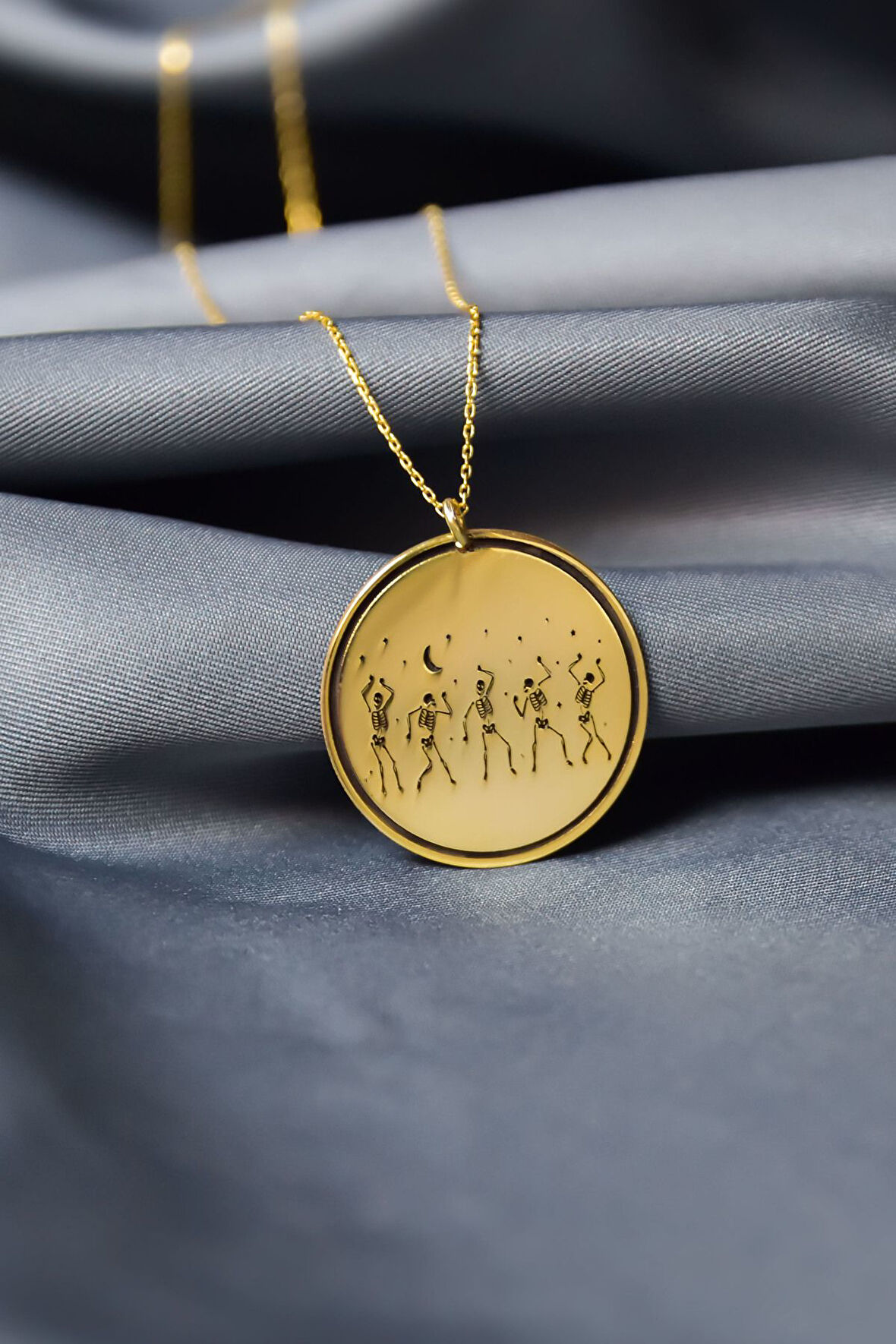 925 Ayar Gümüş Gold Kaplama Cadılar Bayramı, İskelet Dansı Çizimli Plaka Kolye