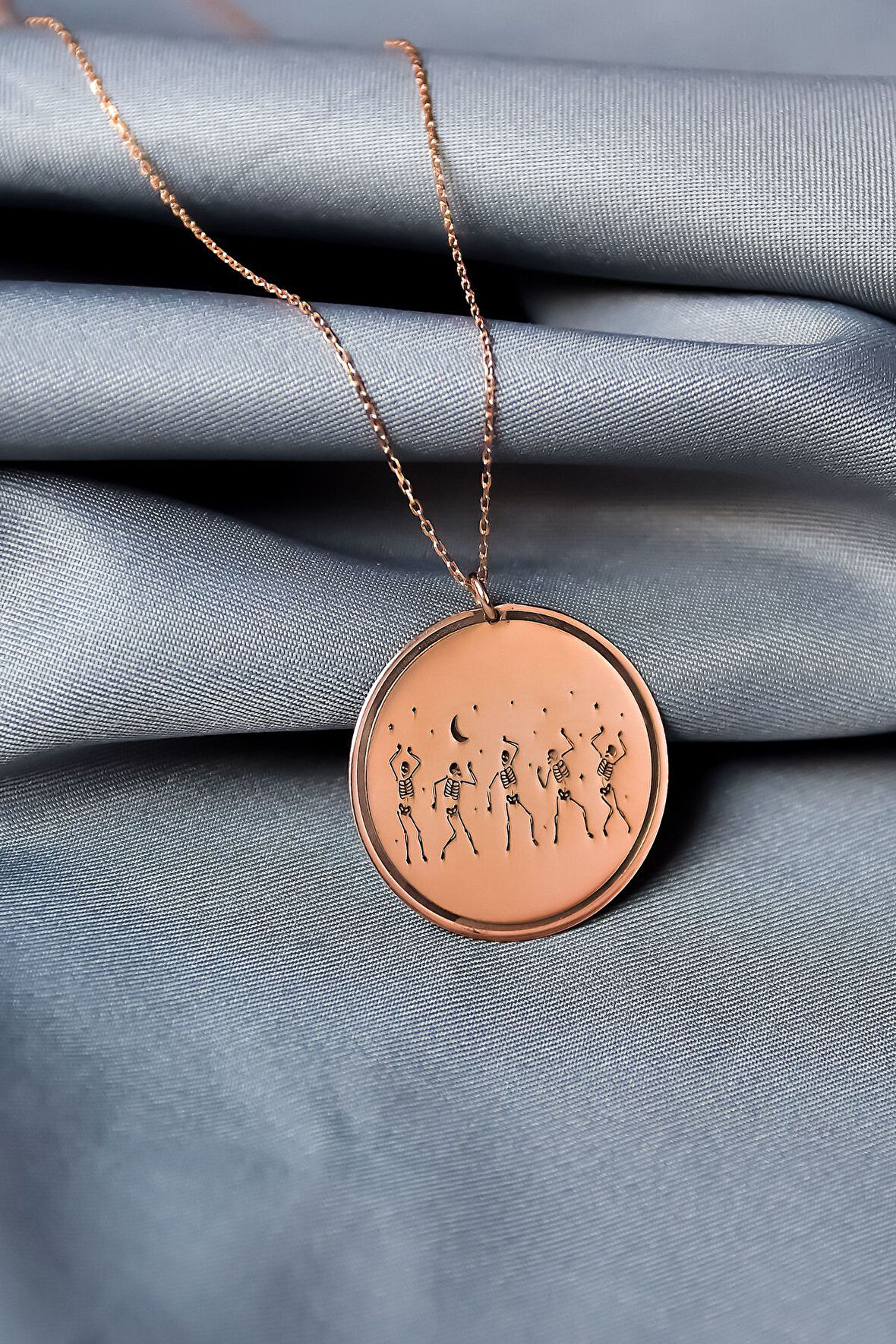 925 Ayar Gümüş Rose Kaplama Cadılar Bayramı, İskelet Dansı Çizimli Plaka Kolye