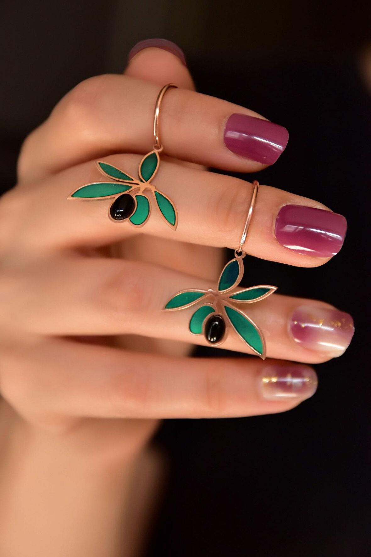 925 Ayar Gümüş Rose Kaplama Oniks Taşlı Zeytin Dalı Küpe