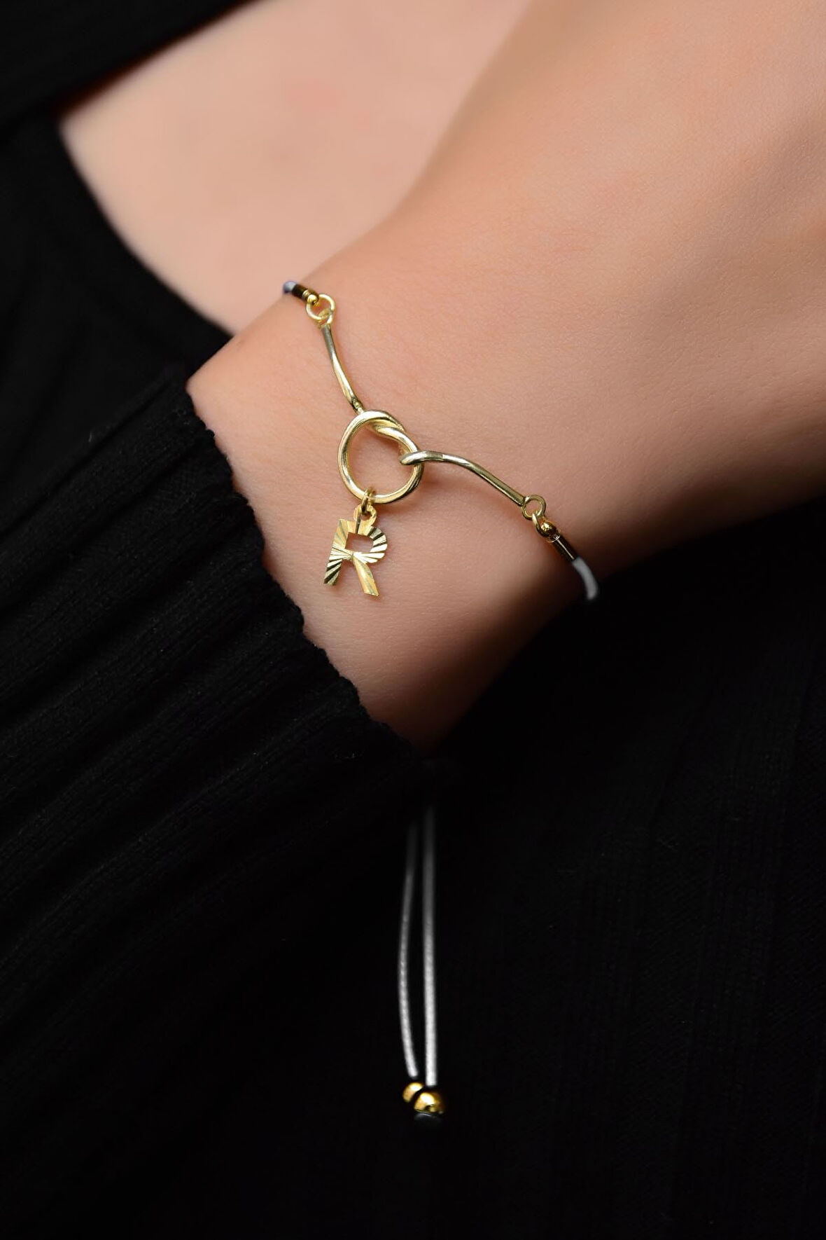 925 Ayar Gümüş Gold Kaplama Beyaz Ipli Kristal R Harfli Düğüm Kadın Bileklik