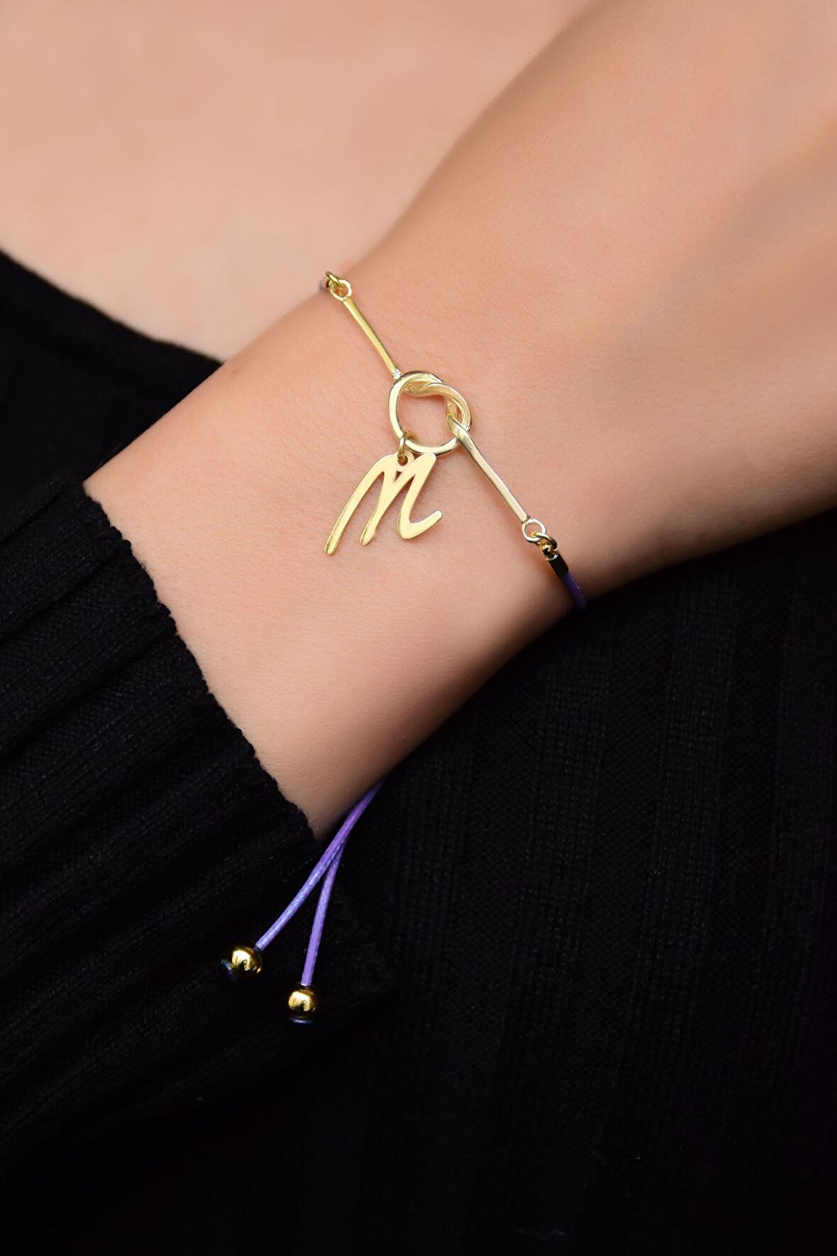 925 Ayar Gümüş Gold Kaplama Mor Ipli Kesim M Harfli Düğüm Kadın Bileklik