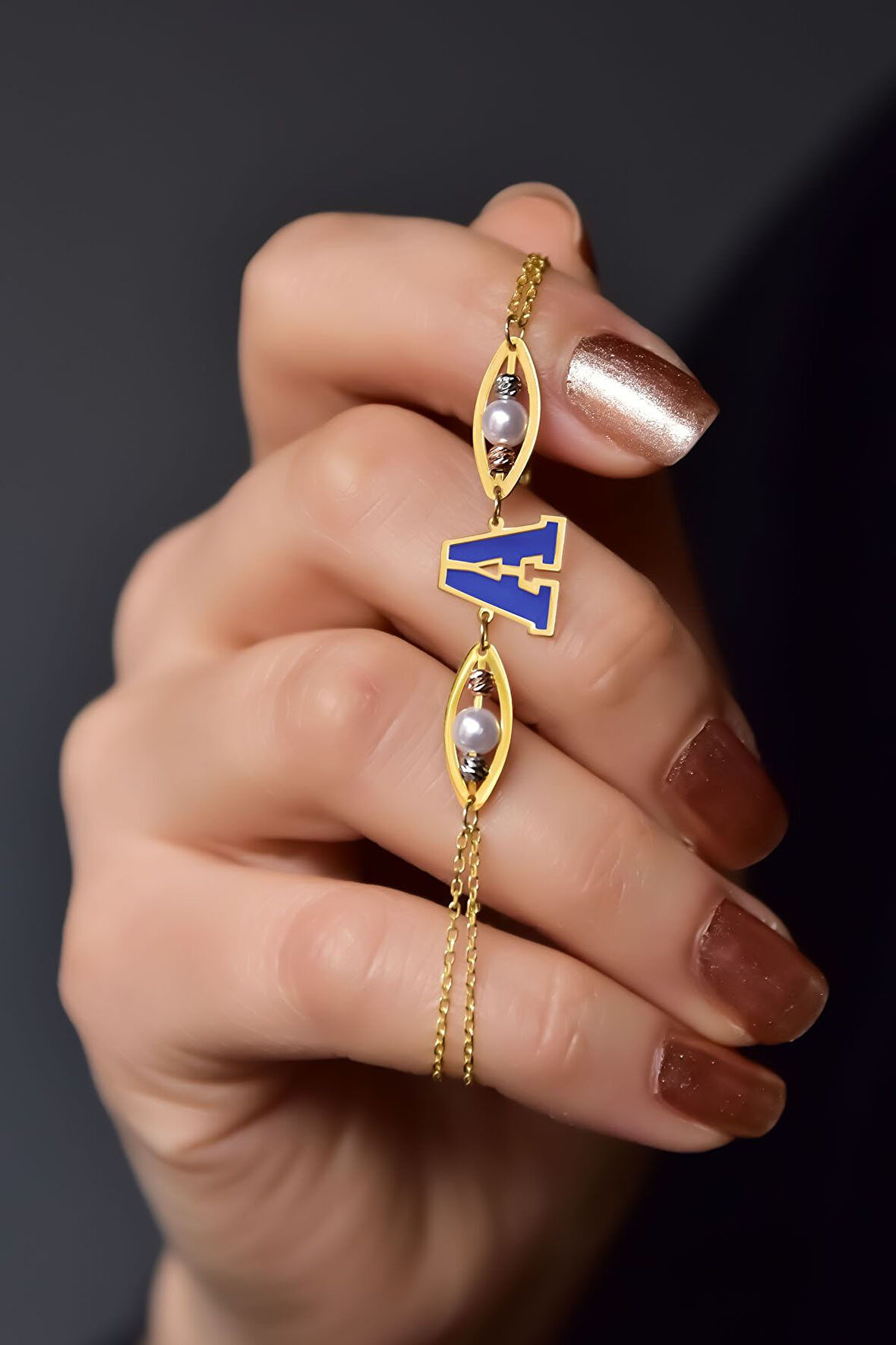 925 Ayar Gümüş Gold Kaplama Incili Parlayan Rüya Serisi Ebruli Cam Boyalı Lacivert Harfi Bileklik