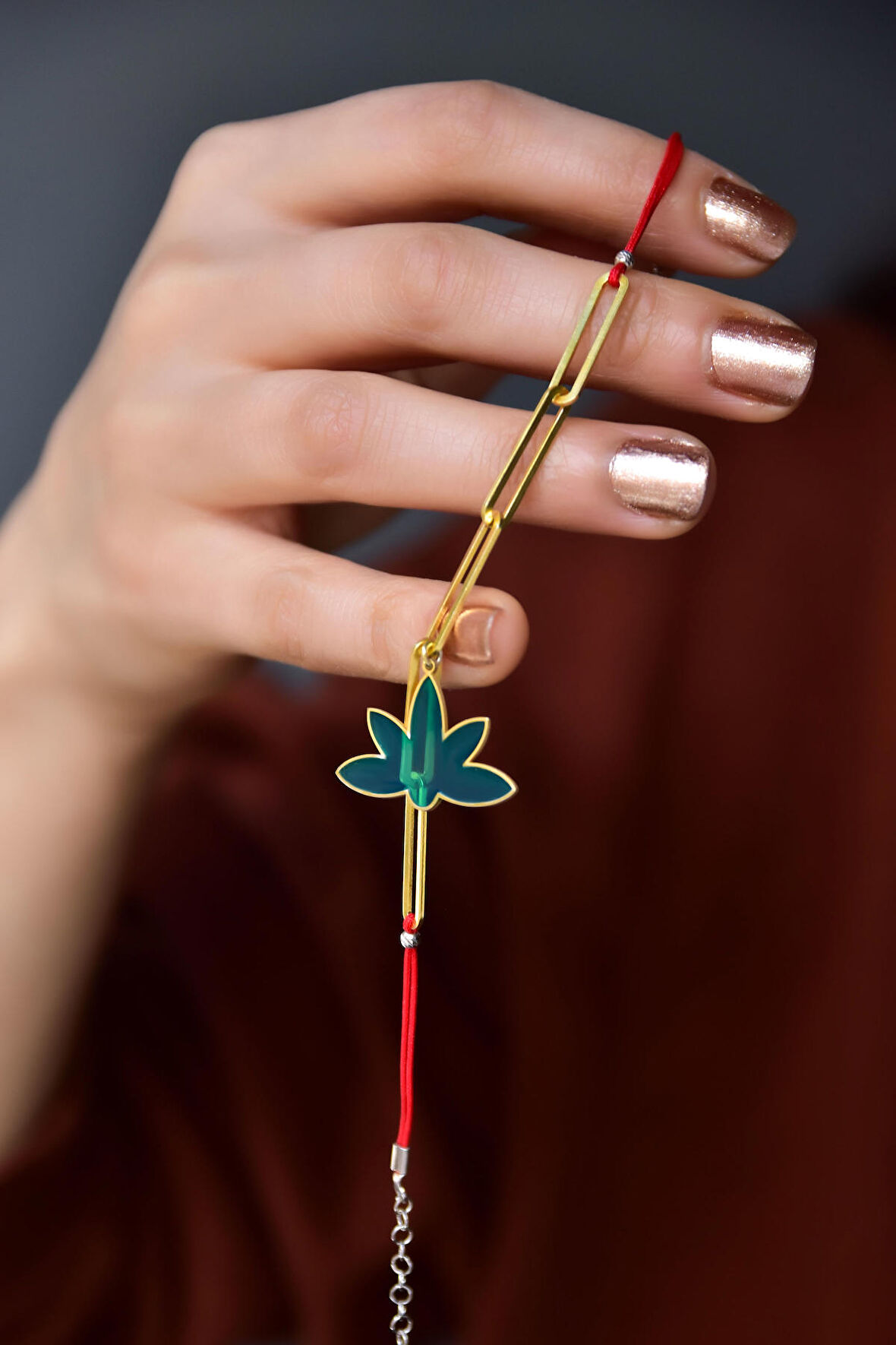 925 Ayar Gümüş Gold Kaplama Özel Tasarım Ataç Detaylı, Lotus İpli Bileklik