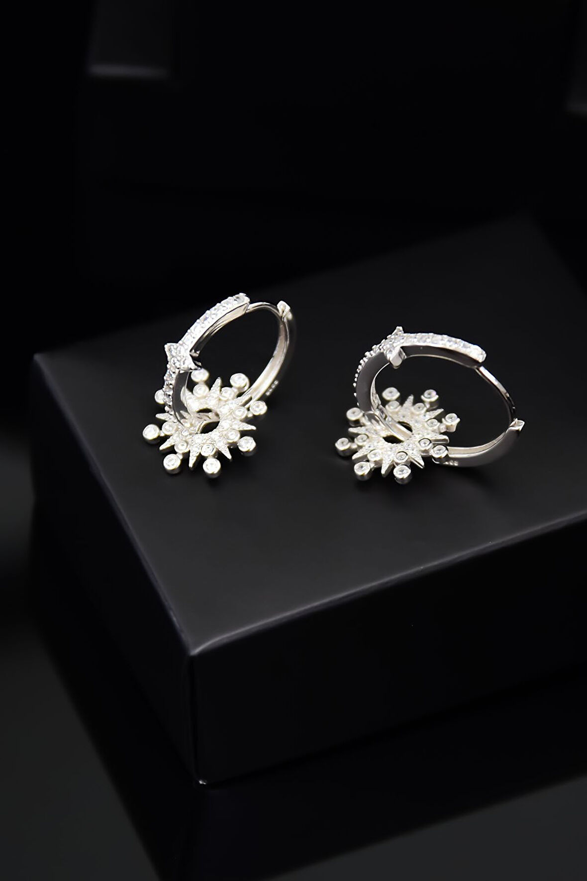 925 Ayar Gümüş Rodyum Kaplama Tasarım Zirkon Taşlı Güneş Halka Küpe