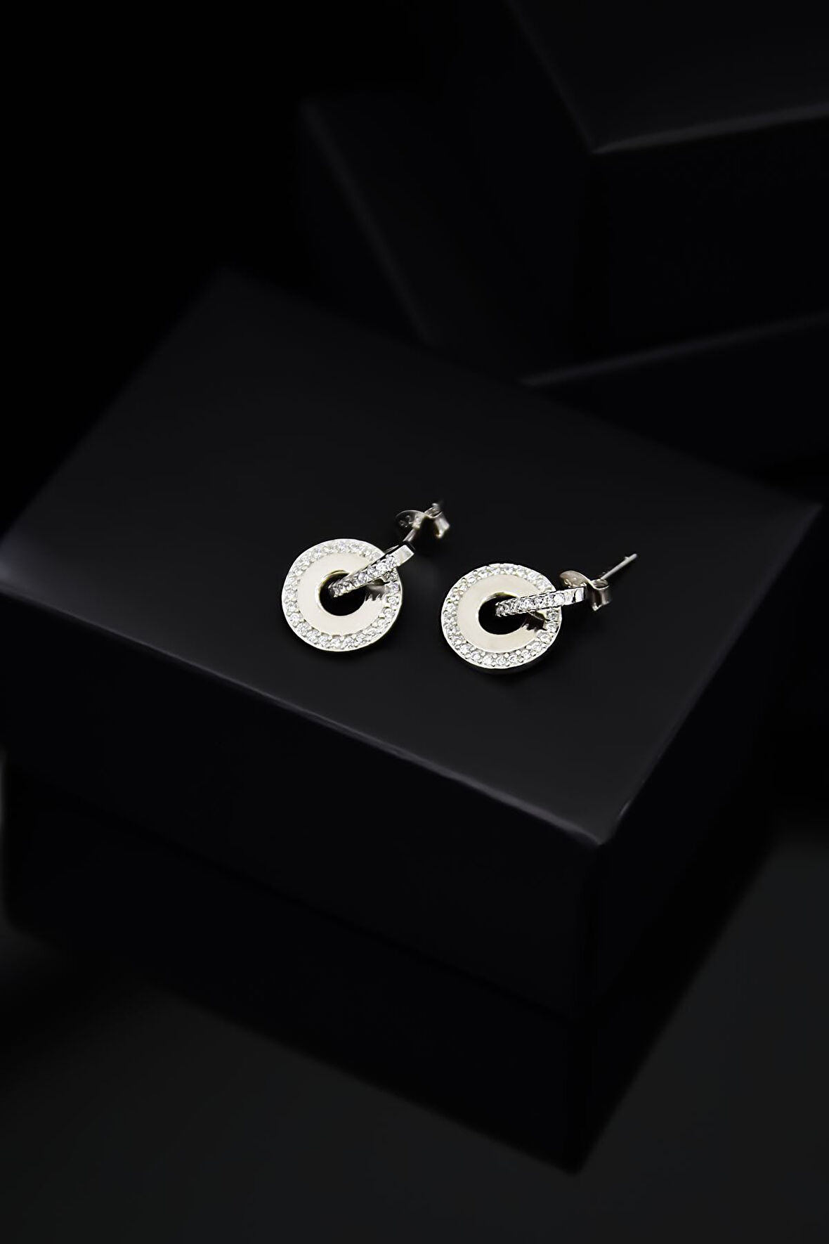 925 Ayar Gümüş Rodyum Çivili Zirkon Taşlı Plaka Küpe