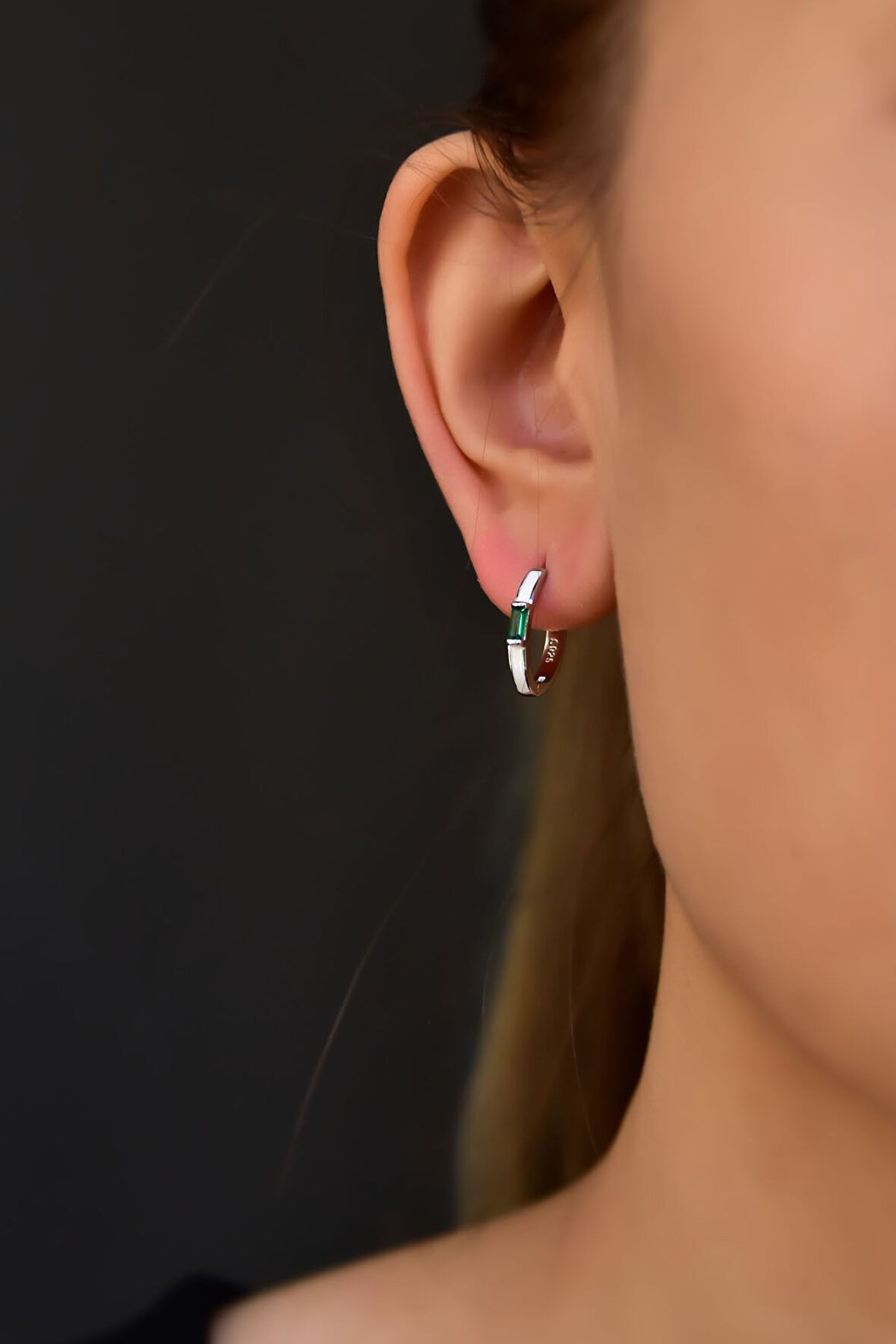 925 Ayar Gümüş Rodyum Kaplama Beyaz Mineli Yeşil Taşlı Halka Küpe