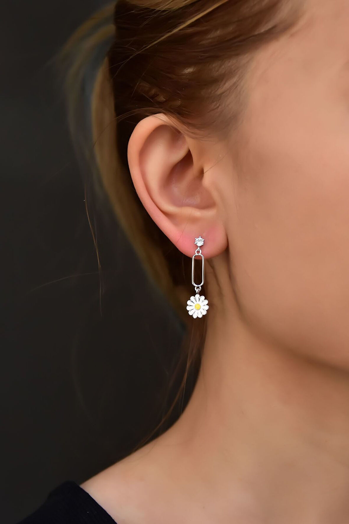 925 Ayar Gümüş Rodyum Kaplama Sallantılı Köşesiz Dikdörtgen Tektaş Papatya Küpe