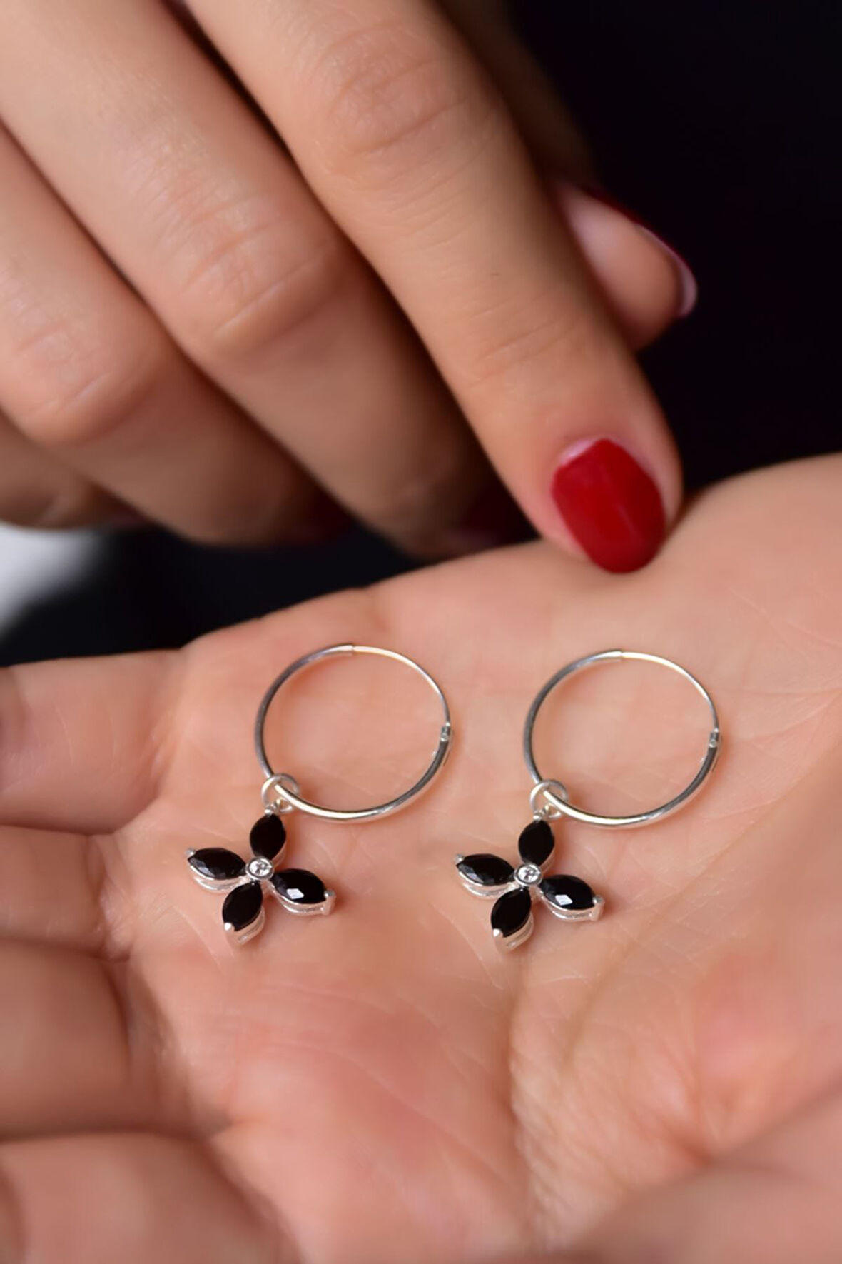 925 Ayar Gümüş Rodyum Kaplama Siyah Zirkon Taşlı Plumeria Halka Küpe