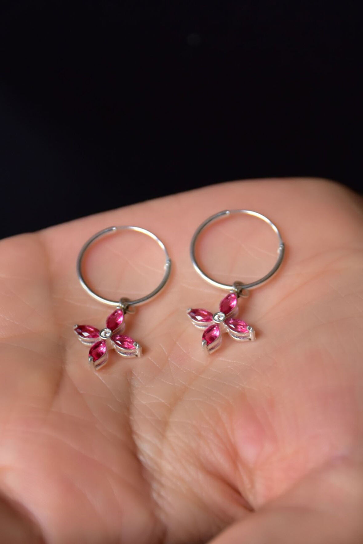 925 Ayar Gümüş Rodyum Kaplama Fuşya Zirkon Taşlı Plumeria Halka Küpe