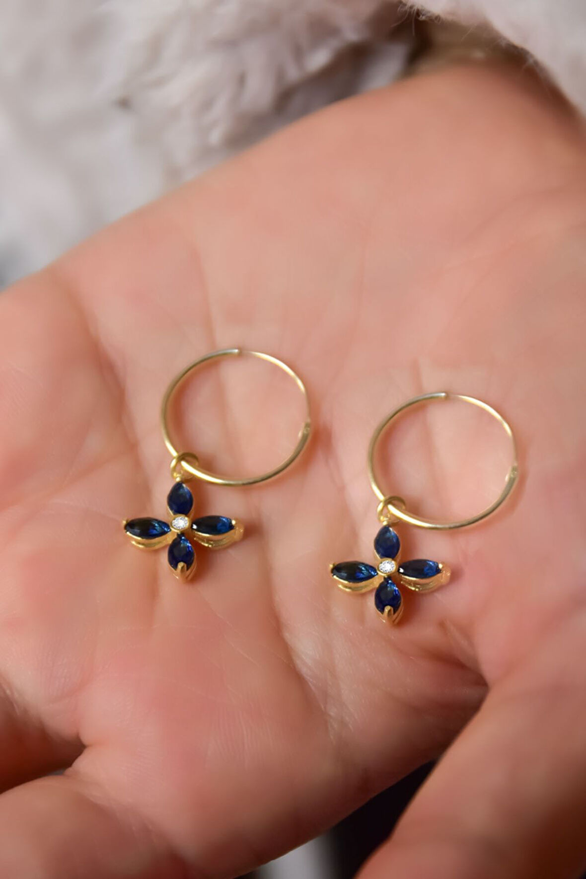 925 Ayar Gümüş Gold Kaplama Lacivert Zirkon Taşlı Plumeria Halka Küpe