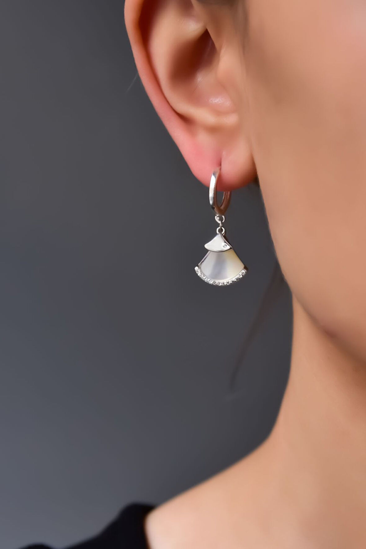 925 Ayar Gümüş Rodyum Kaplama Sedef Üçgen Halka Küpe