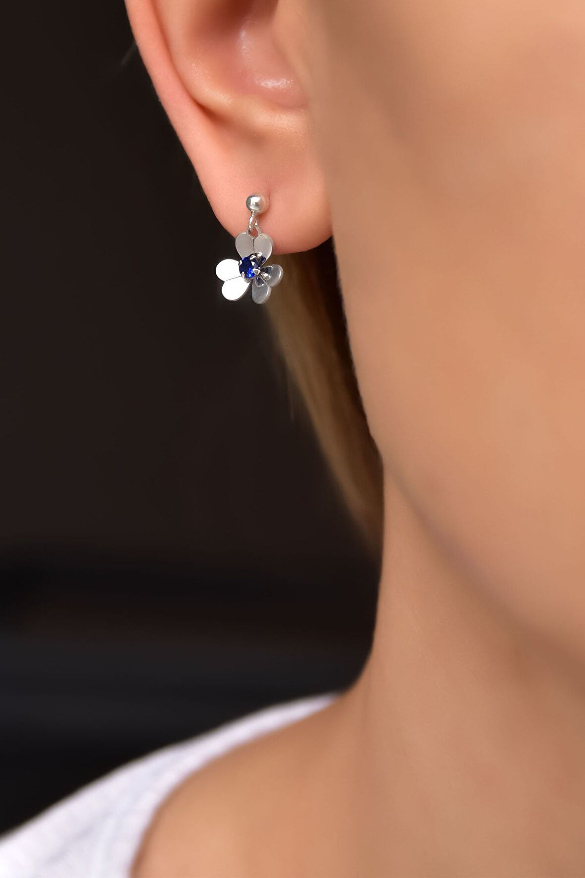 925 Ayar Gümüş Rodyum Kaplama Hediyeli Lacivert Taşlı Frezya Çiçeği Küpe