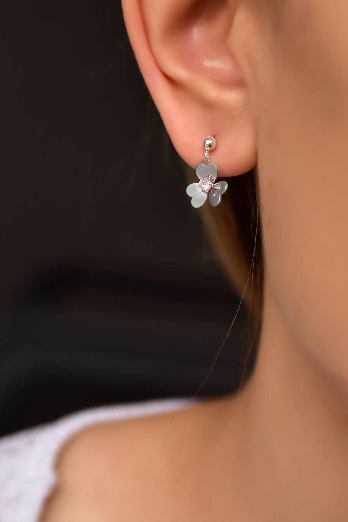 925 Ayar Gümüş Rodyum Kaplama Hediyeli Açık Pembe Taşlı Frezya Çiçeği Küpe