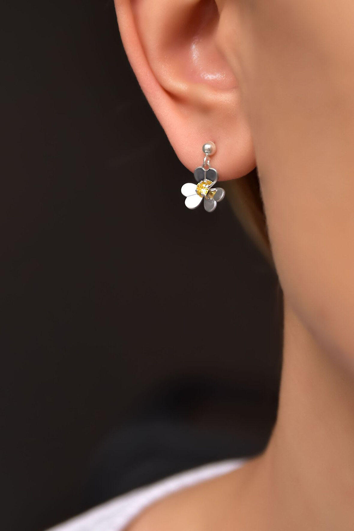 925 Ayar Gümüş Rodyum Kaplama Hediyeli Sarı Taşlı Frezya Çiçeği Küpe