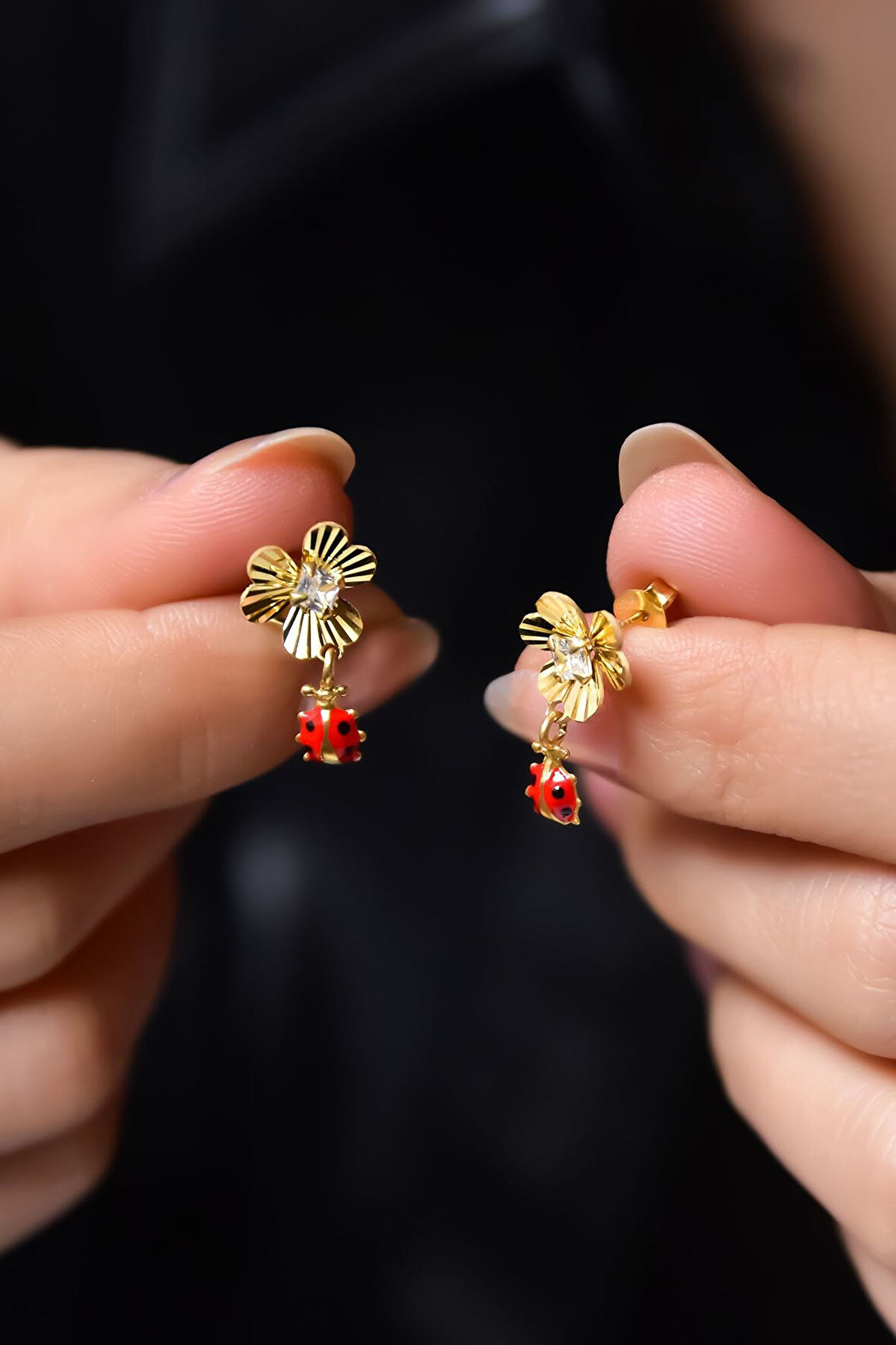 925 Ayar Gümüş Gold Kaplama Kristal Kesim Uğur Böcekli Frezya Çiçeği Küpe