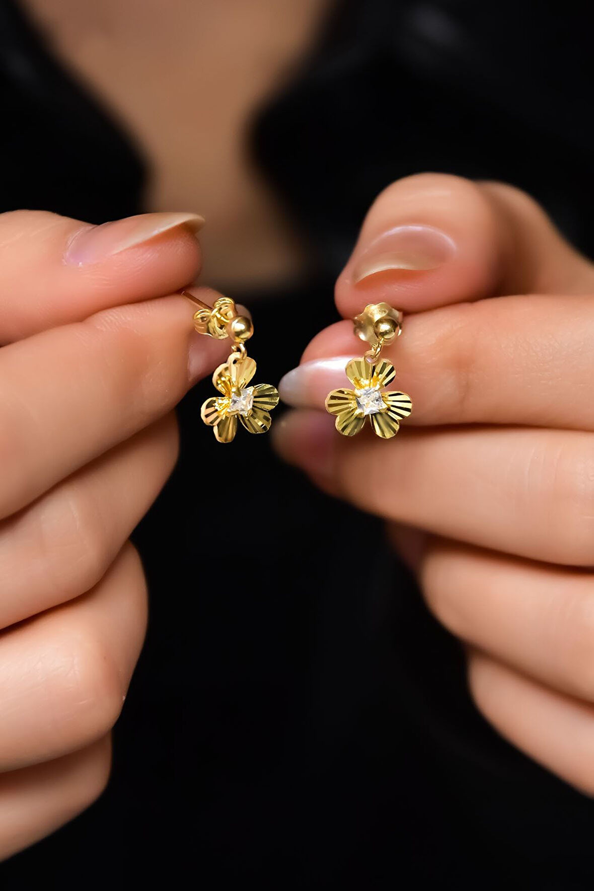 925 Ayar Gümüş Gold Kaplama Kristal Kesim Frezya Çiçeği Sallantılı Top Küpe