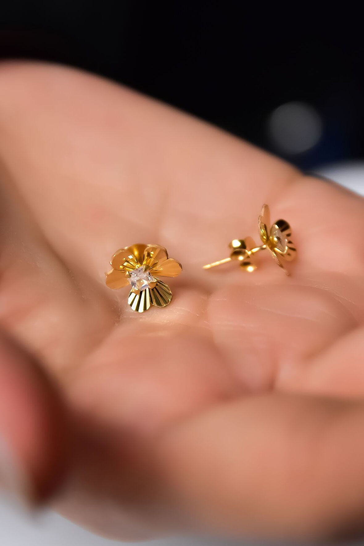 925 Ayar Gümüş Gold Kaplama Kristal Kesim Frezya Çiçeği Çivili Küpe