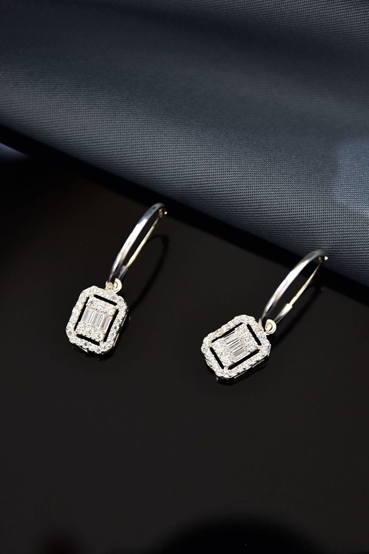 925 Ayar Gümüş Rodyum Kaplama Kare Baget Taşlı Halka Küpe