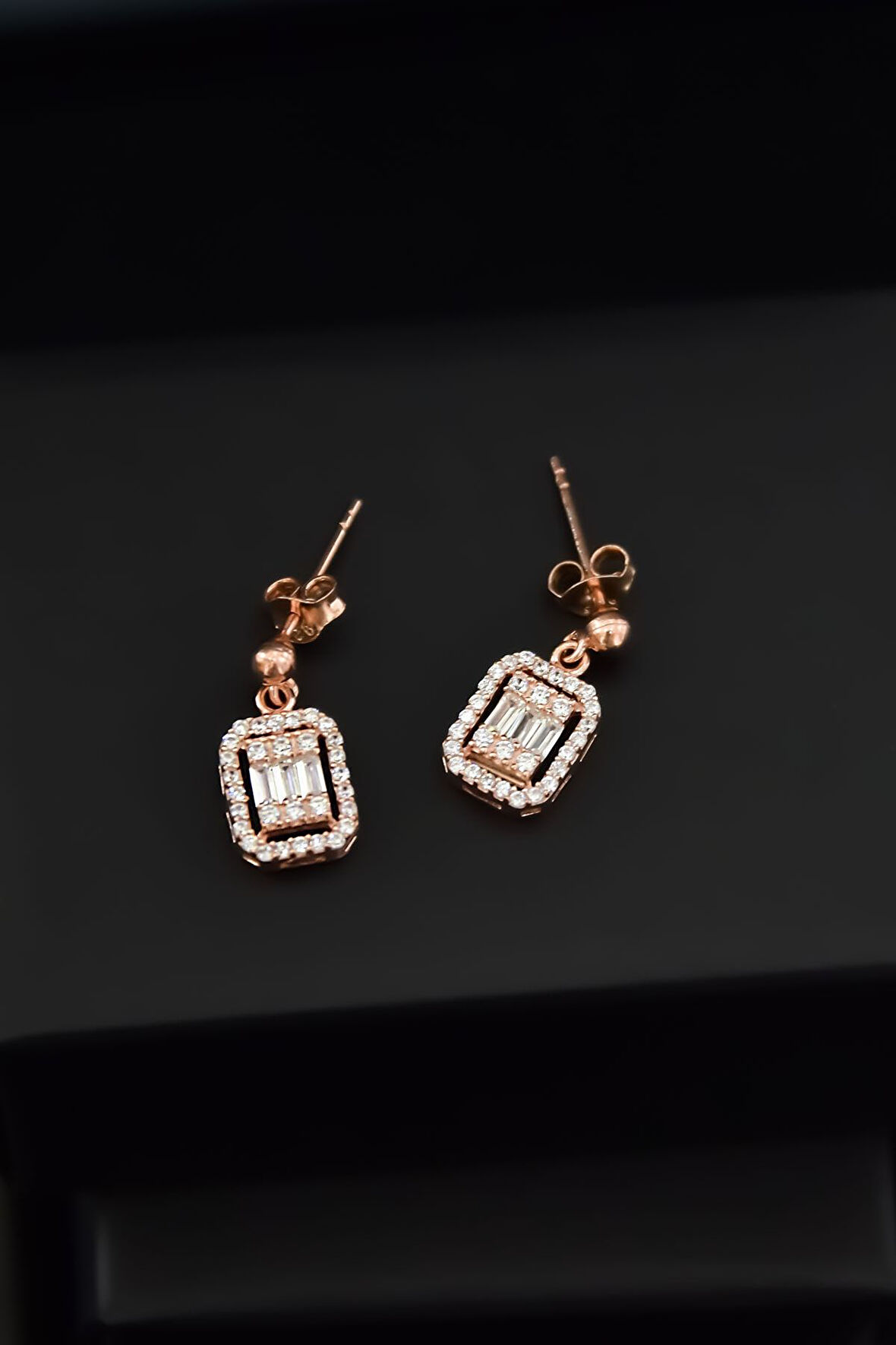 925 Ayar Gümüş Rose Kaplama Zirkon Kare Baget Taşlı Çivili Küpe