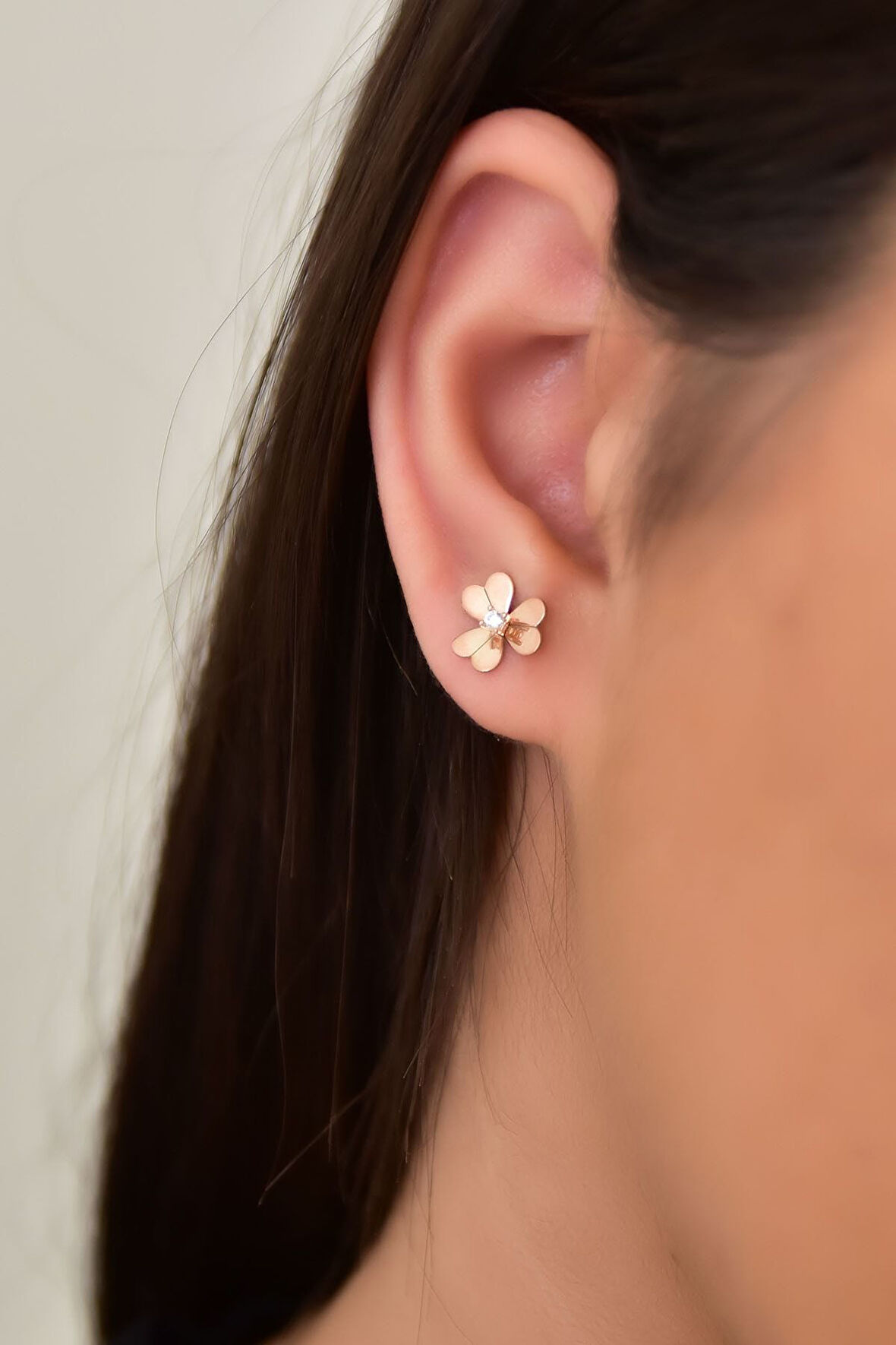 925 Ayar Gümüş Rose Kaplama Zirkon Taşlı Frezya Çiçeği Çivili Küpe