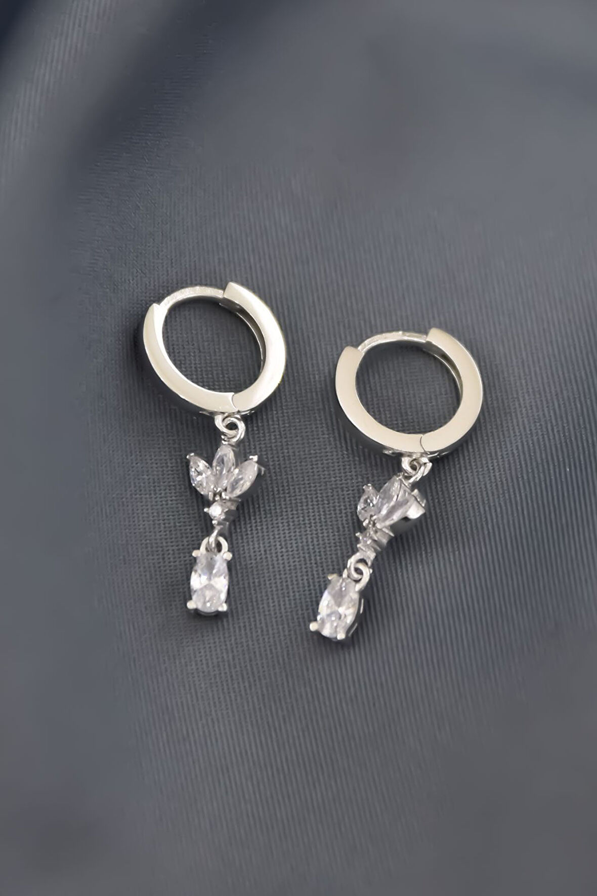 925 Ayar Gümüş Rodyum Kaplama Zirkon Taşlı Sallantılı Tasarım Halka Küpe