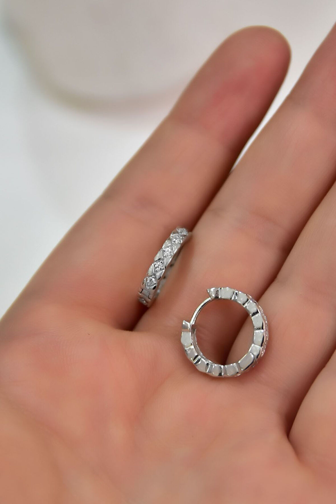 925 Ayar Gümüş Rodyum Kaplama Tasarım Desenli Zirkon Taşlı Halka Küpe