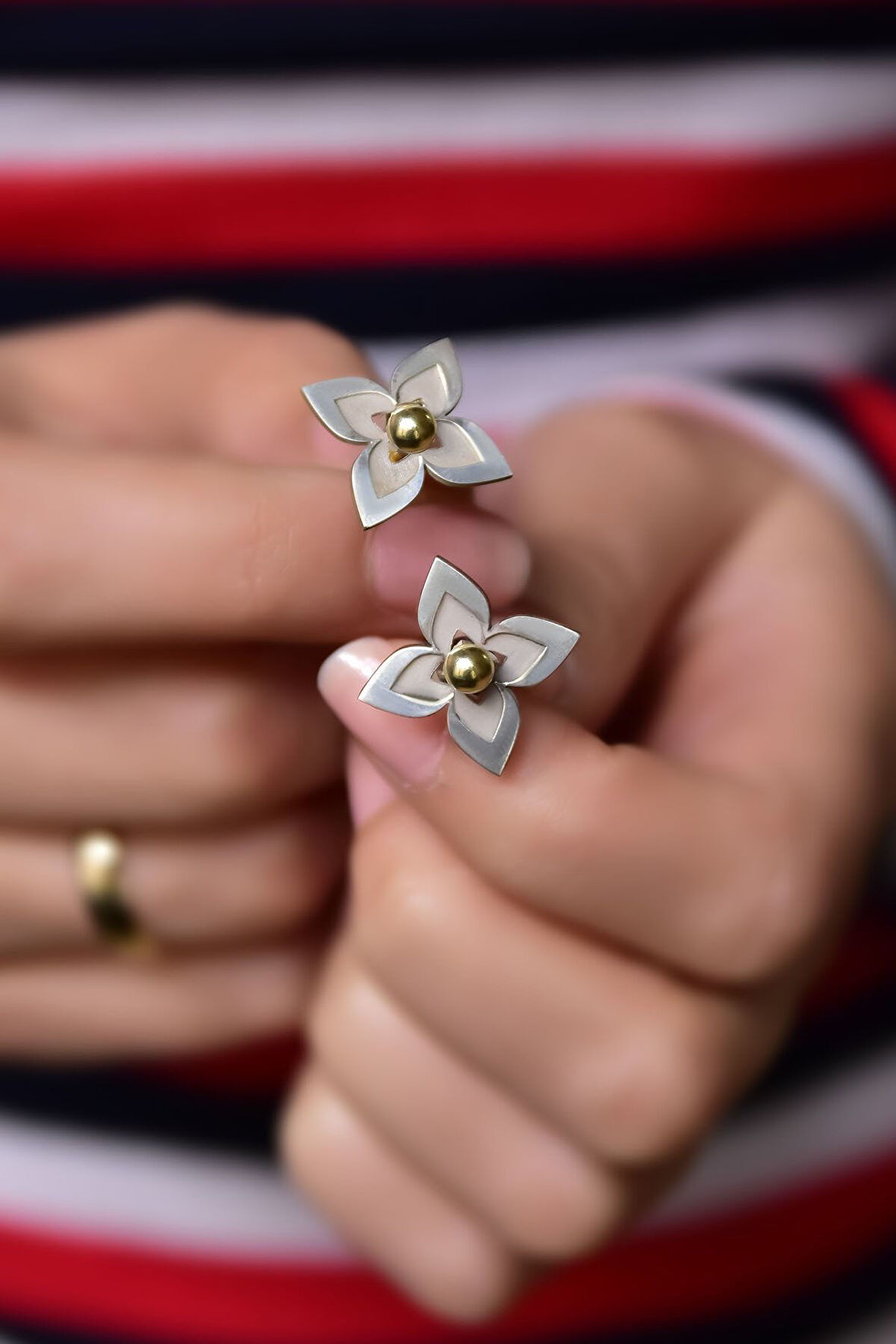 925 Ayar Gümüş Rodyum-gold Kaplama Lilyum Çiçeği Çivili Küpe