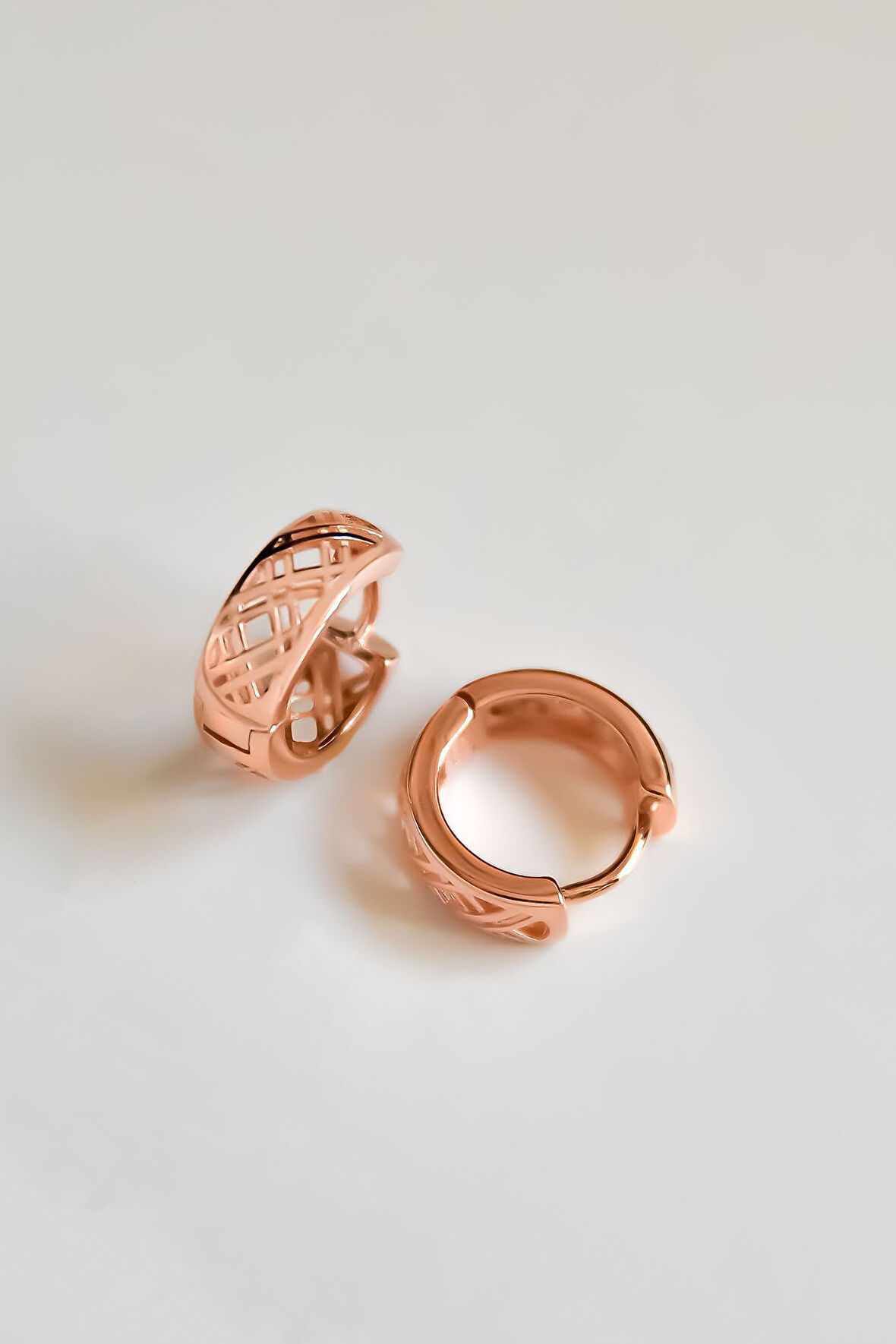 925 Ayar Gümüş Rose Baklava Desenli Halka Küpe