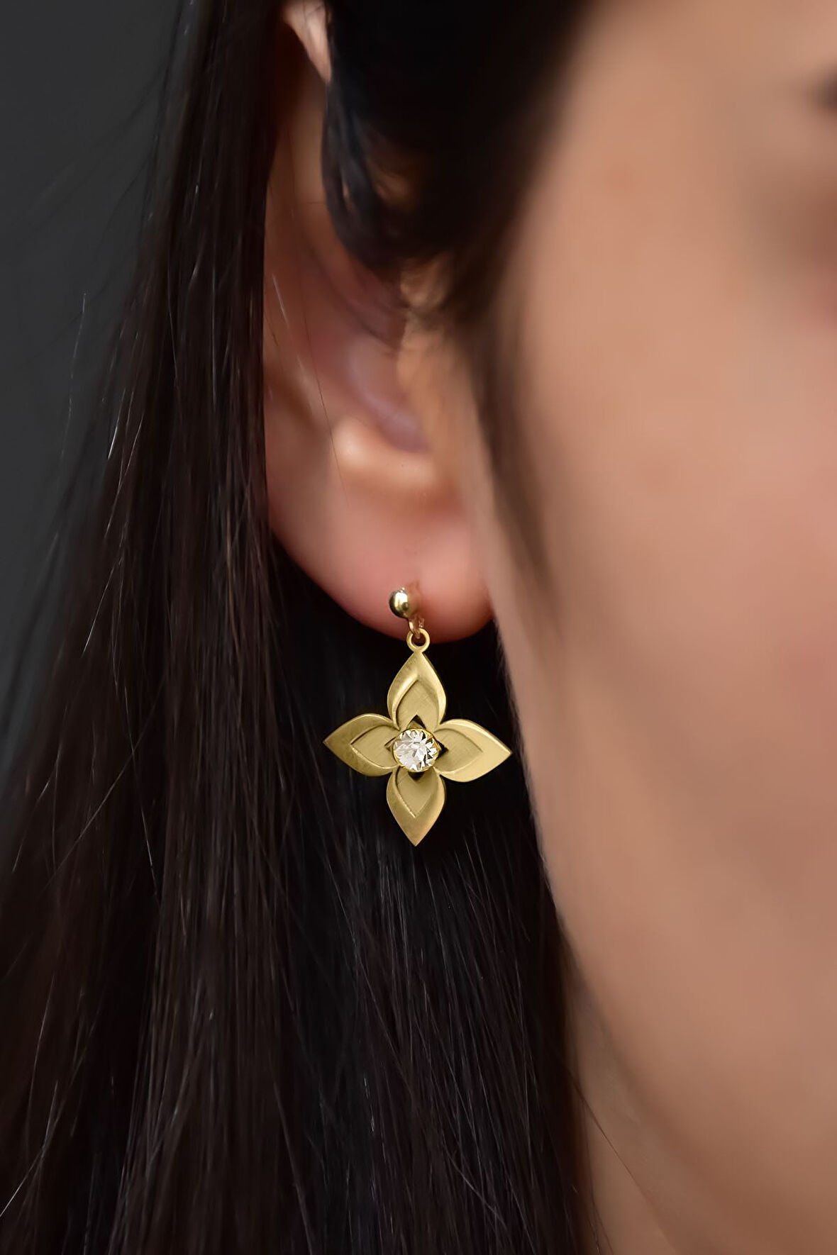 925 Ayar Gümüş Gold Kaplama Nisan Doğum Taşı Lilyum Çiçeği Çivili Top Sallantılı Küpe