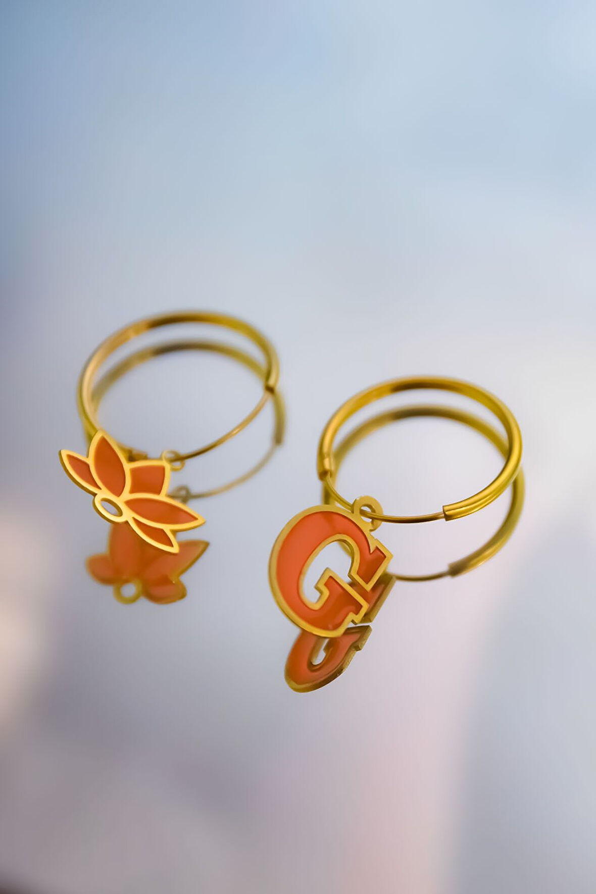 925 Ayar Gümüş Gold Kaplama Parlayan Rüya Serisi Tasarım Ebruli Cam Boyalı Lotus Ve Harf Halka Küpe