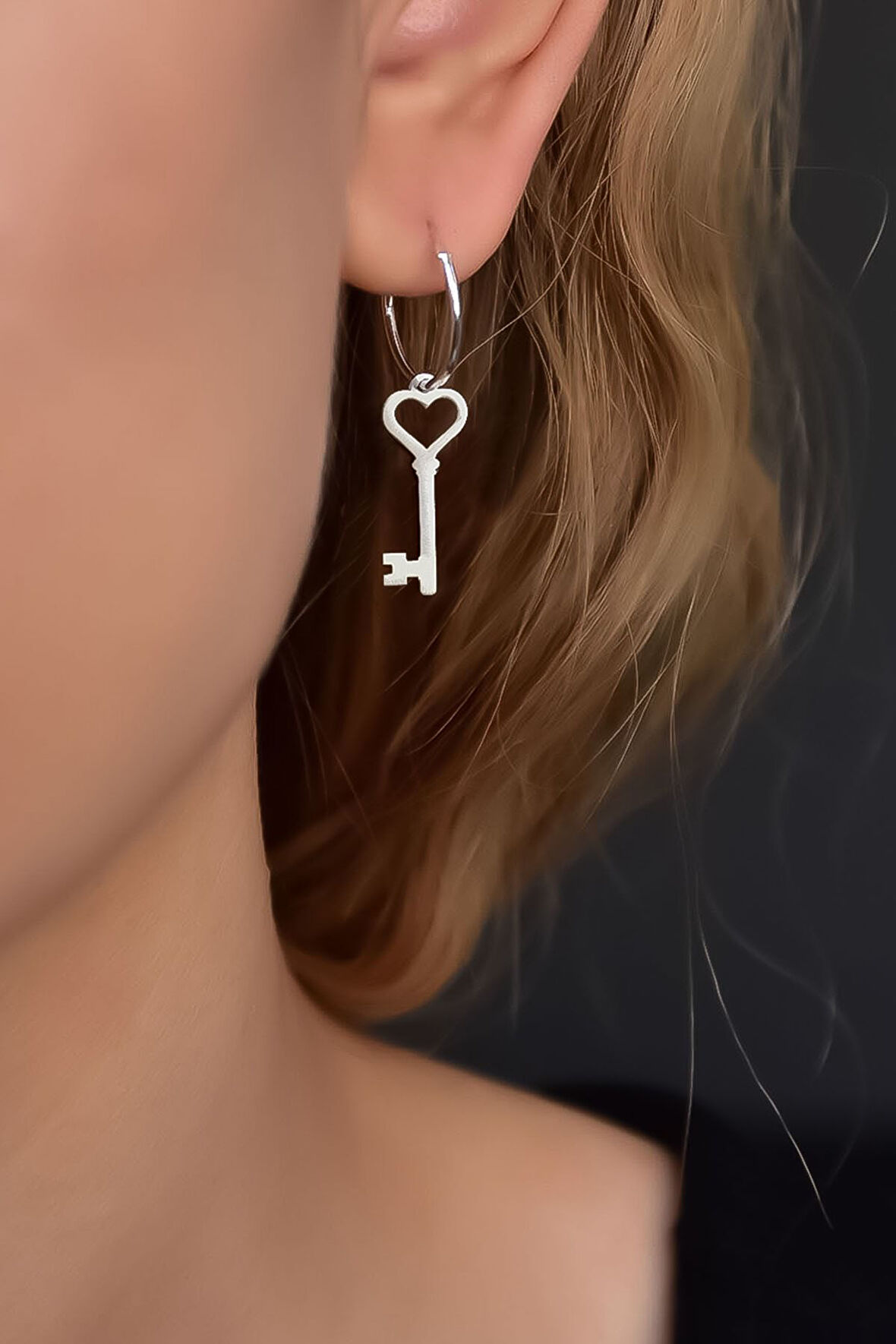 925 Ayar Gümüş Rodyum Kaplama Kalbimin Anahtarı Halka Küpe