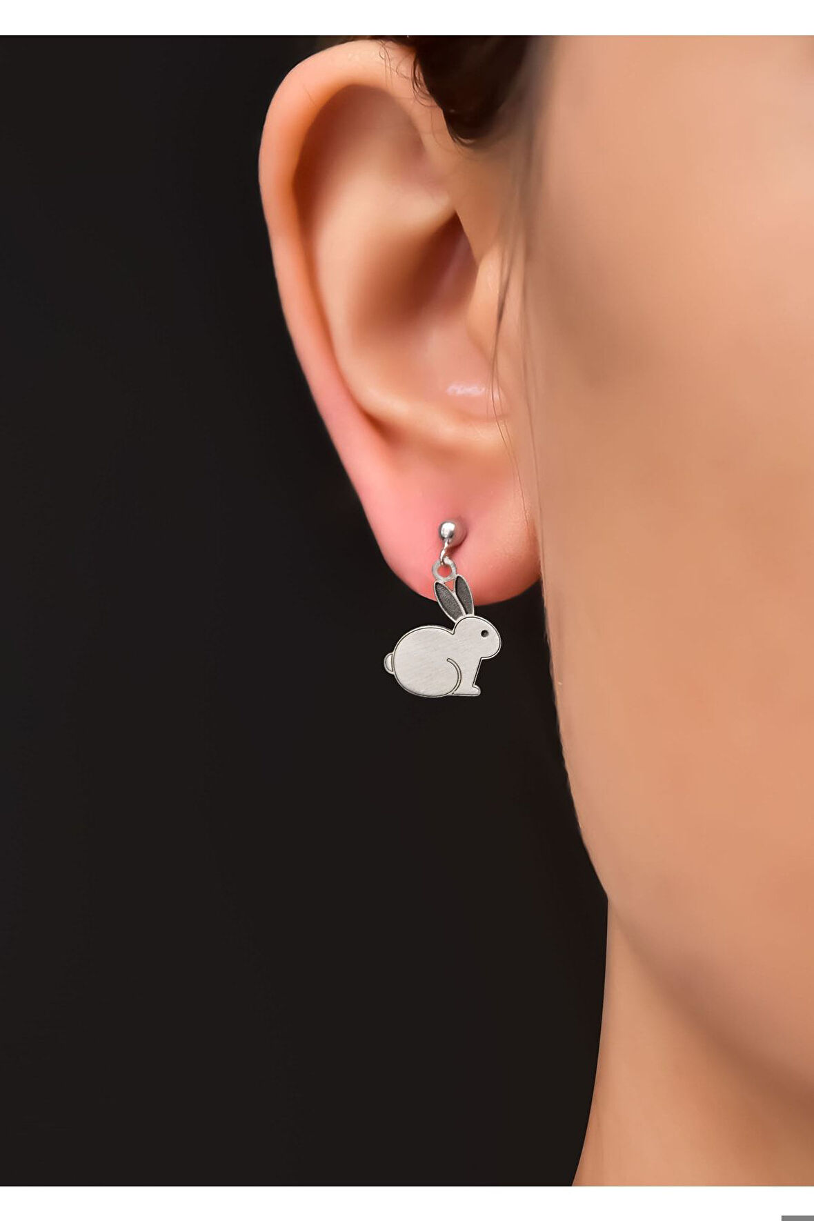 925 Ayar Gümüş Kazımalı Tavşan Çivili Küpe