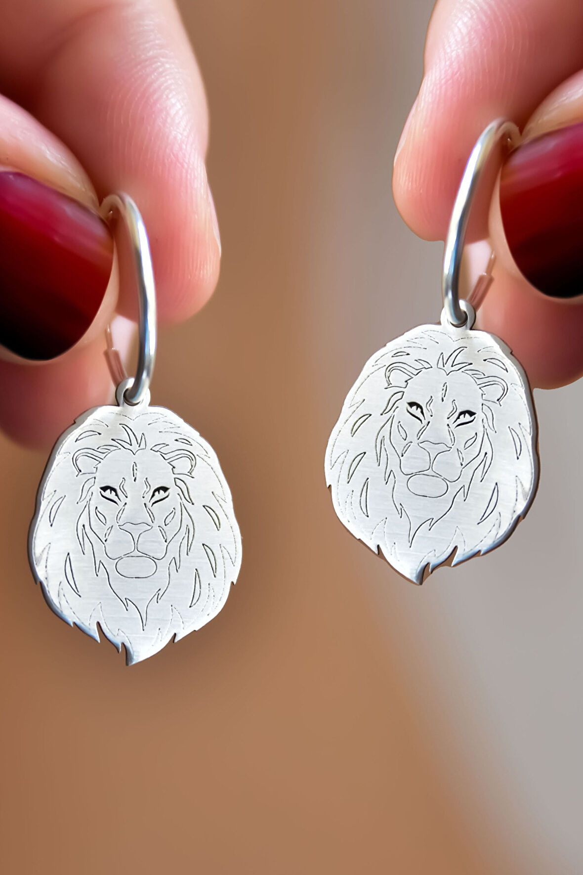 925 Ayar Gümüş Plaka Aslan Halka Küpe