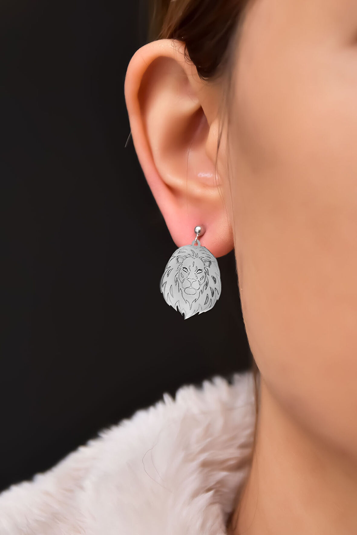 925 Ayar Gümüş Plaka Aslan Çivili Küpe