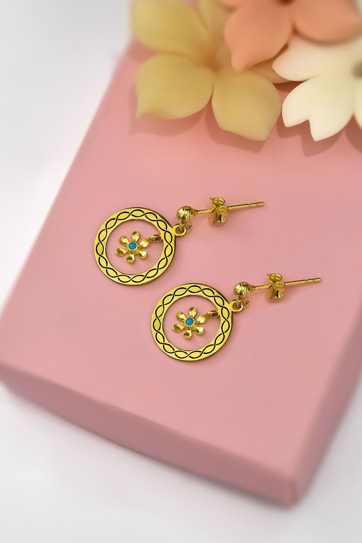 925 Ayar Gümüş Gold Kaplama Zincir Desenli Çember, Mini Papatya Sallantılı Küpe